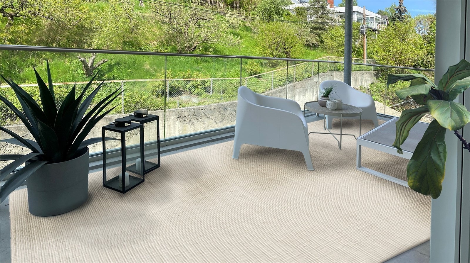 Romslig balkong mot det grønne Galleribilde