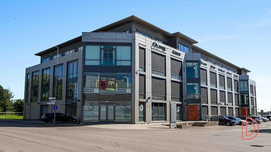 Sentralt plassert kontorbygg med parkering Galleribilde