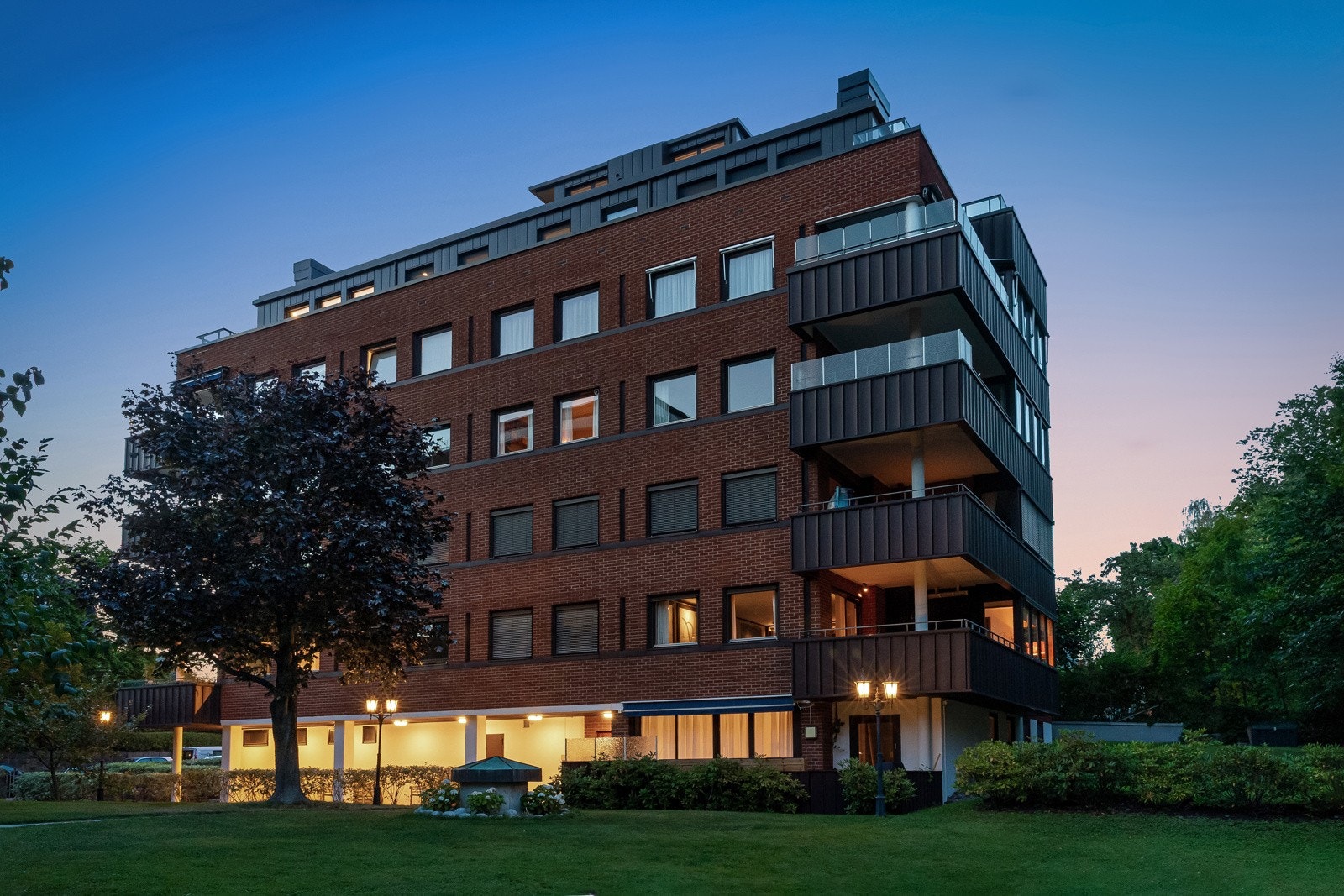 Den fantastiske teglsteinsblokken i kveldens mørke. Velkommen til visning!