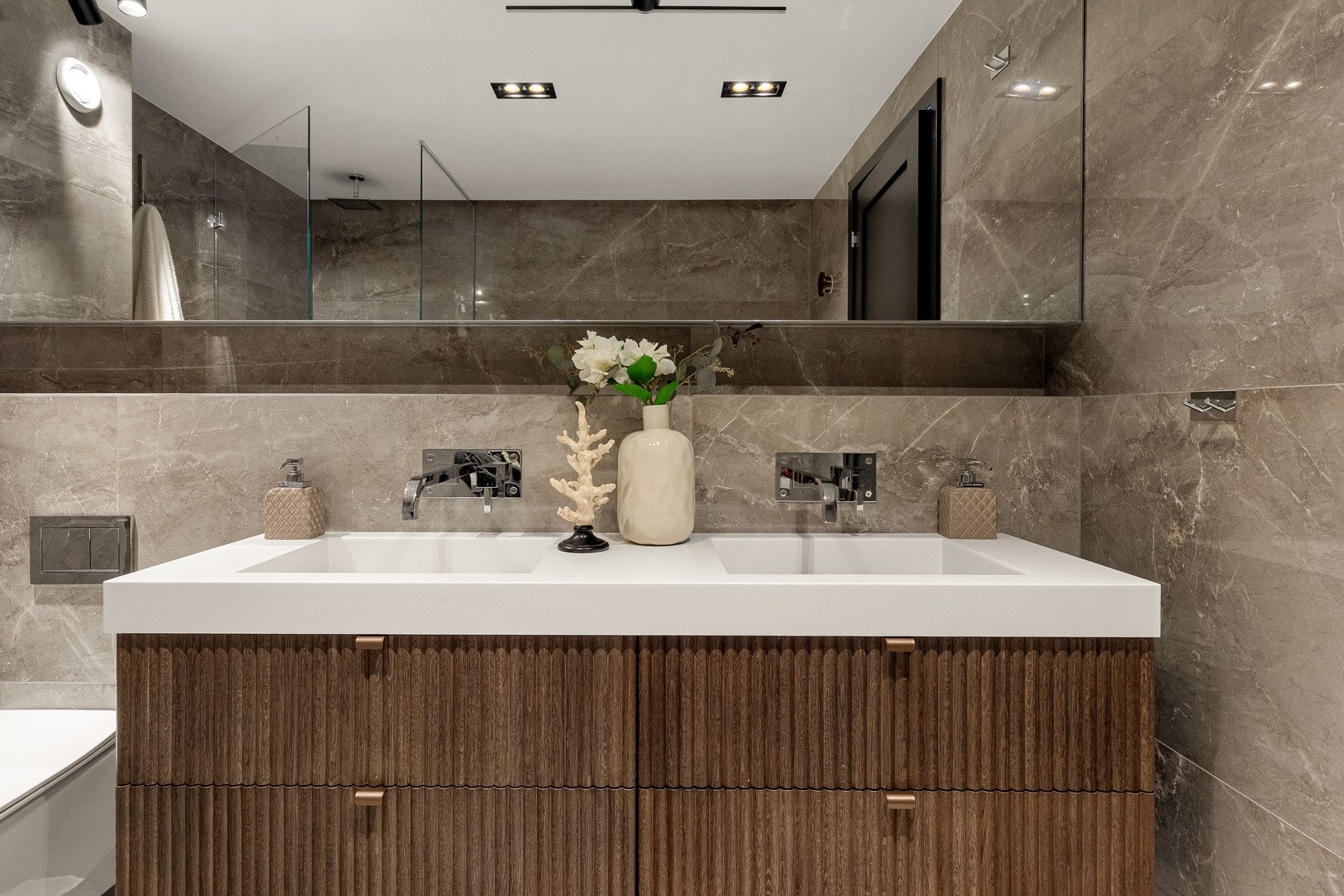 Over bordet er det montert speil og eikehyller for en helhetlig og eksklusiv løsning.