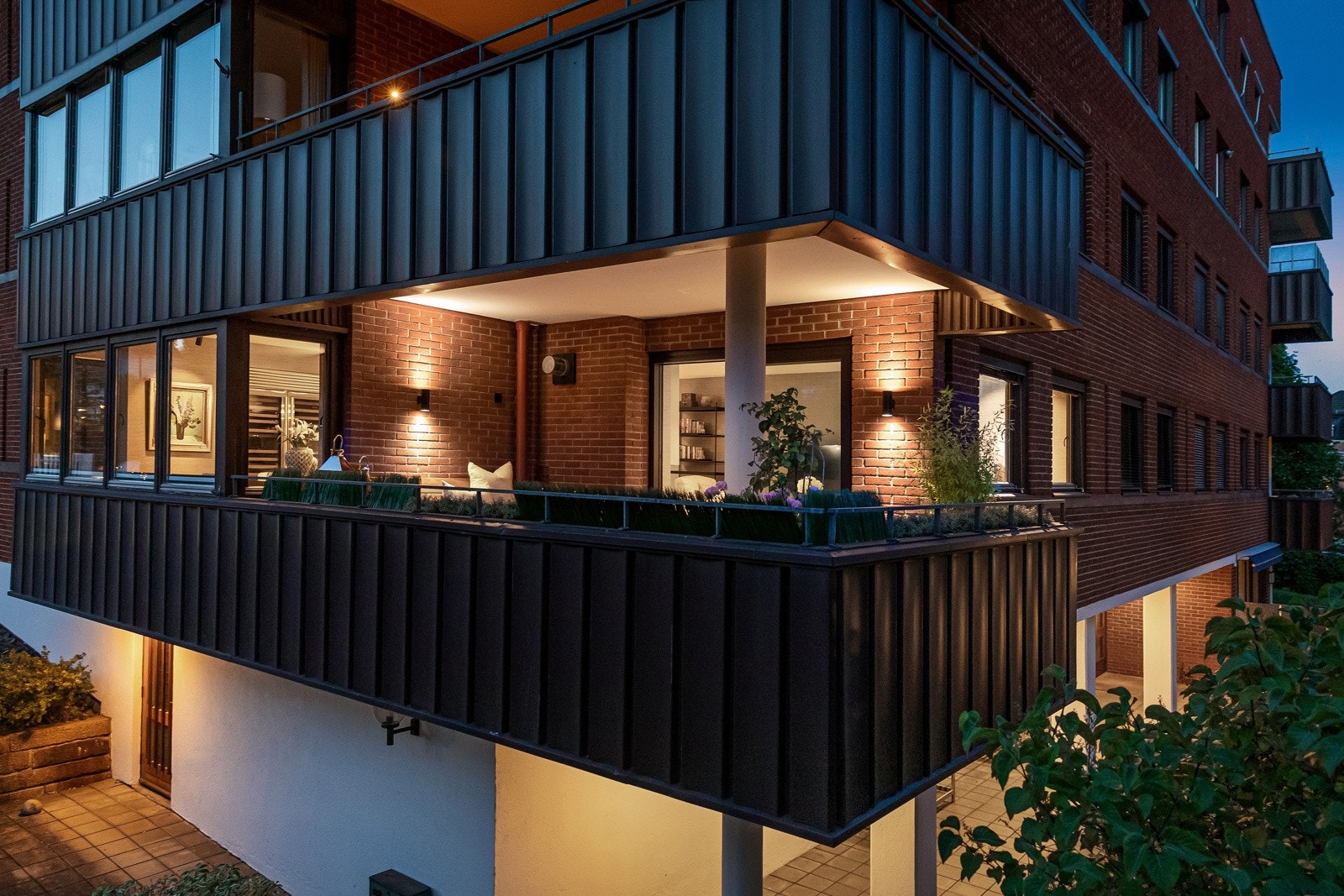 Langs balkongen finner du en skreddersydd blomsterkasse - perfekt for grønne innslag.