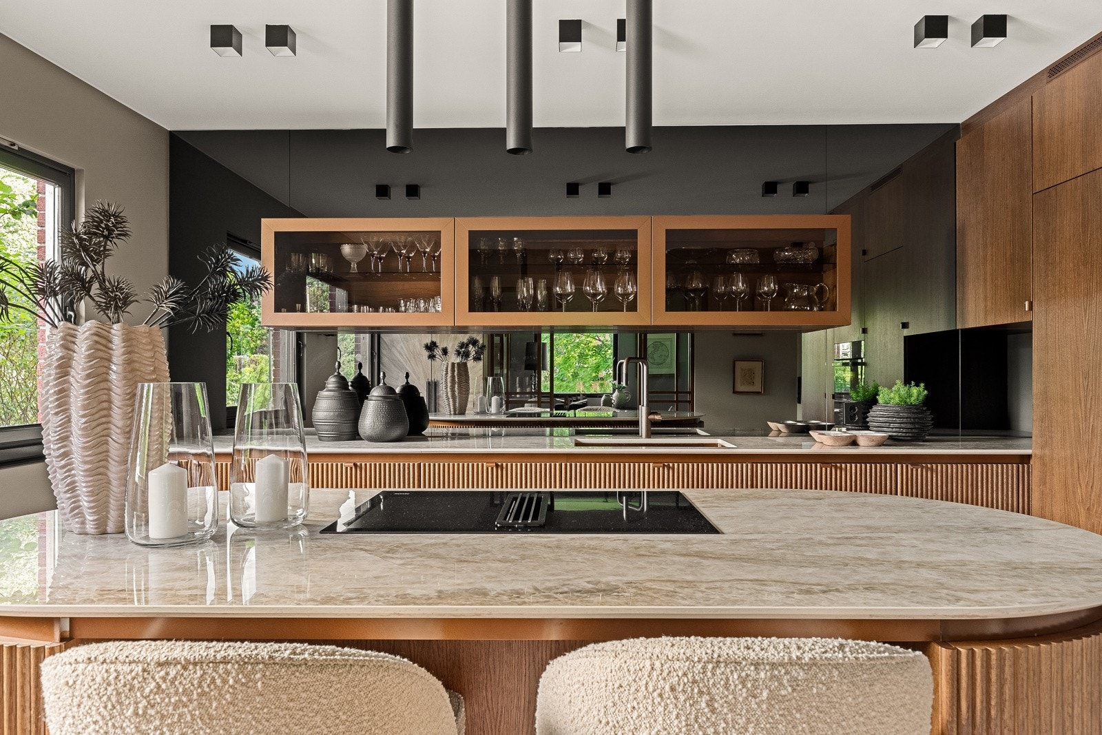 Kjøkkenet har i tillegg messingkum og Tapwell-armatur med dusj-/spylefunksjon.