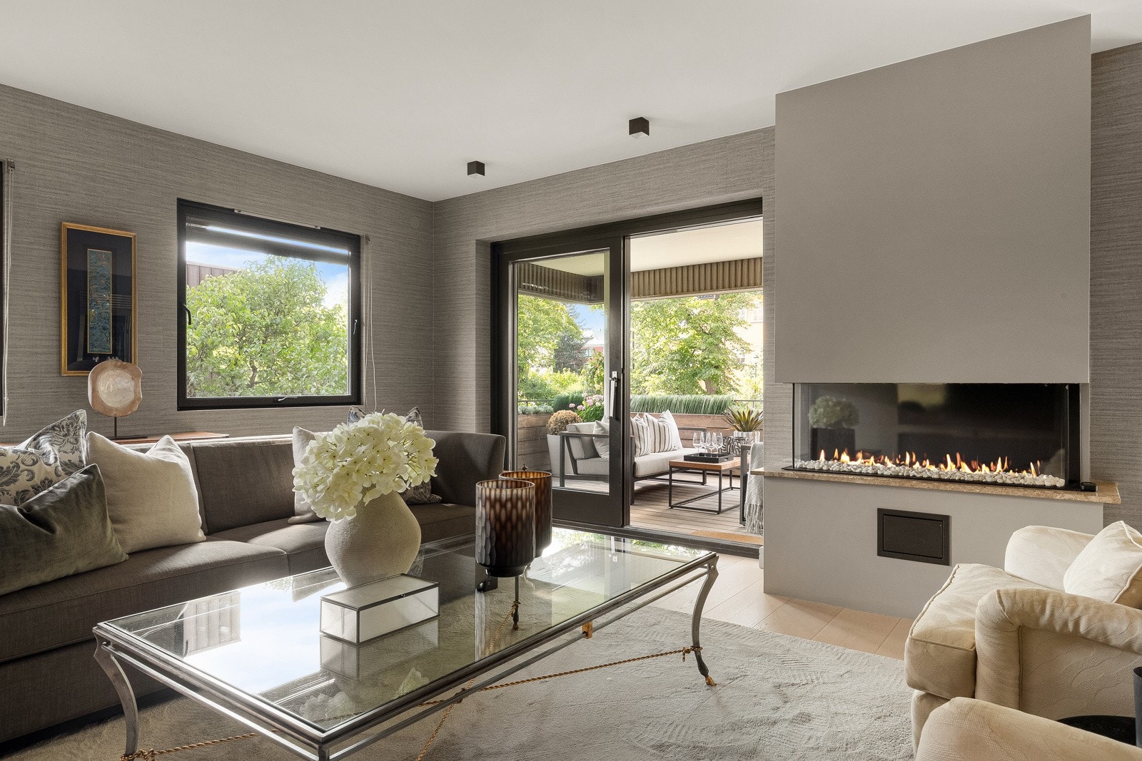 Med direkte utgang til leilighetens balkong.