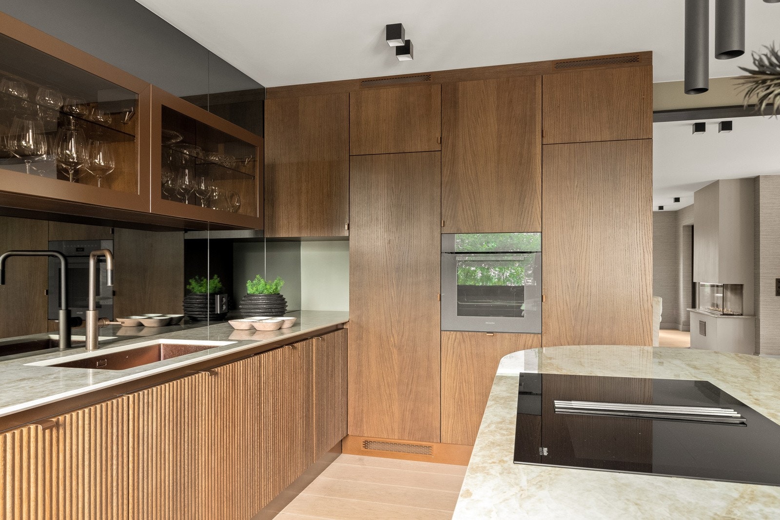 Hvitevarene er fra Miele og inkluderer stekeovn, kjøl, frys, oppvaskmaskin og induksjonstopp med powerboost.