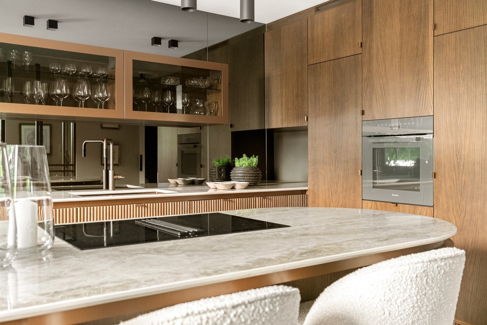 Eksklusive Dekton benkeplater i marmor tåler varme og er svært motstandsdyktige mot riper.