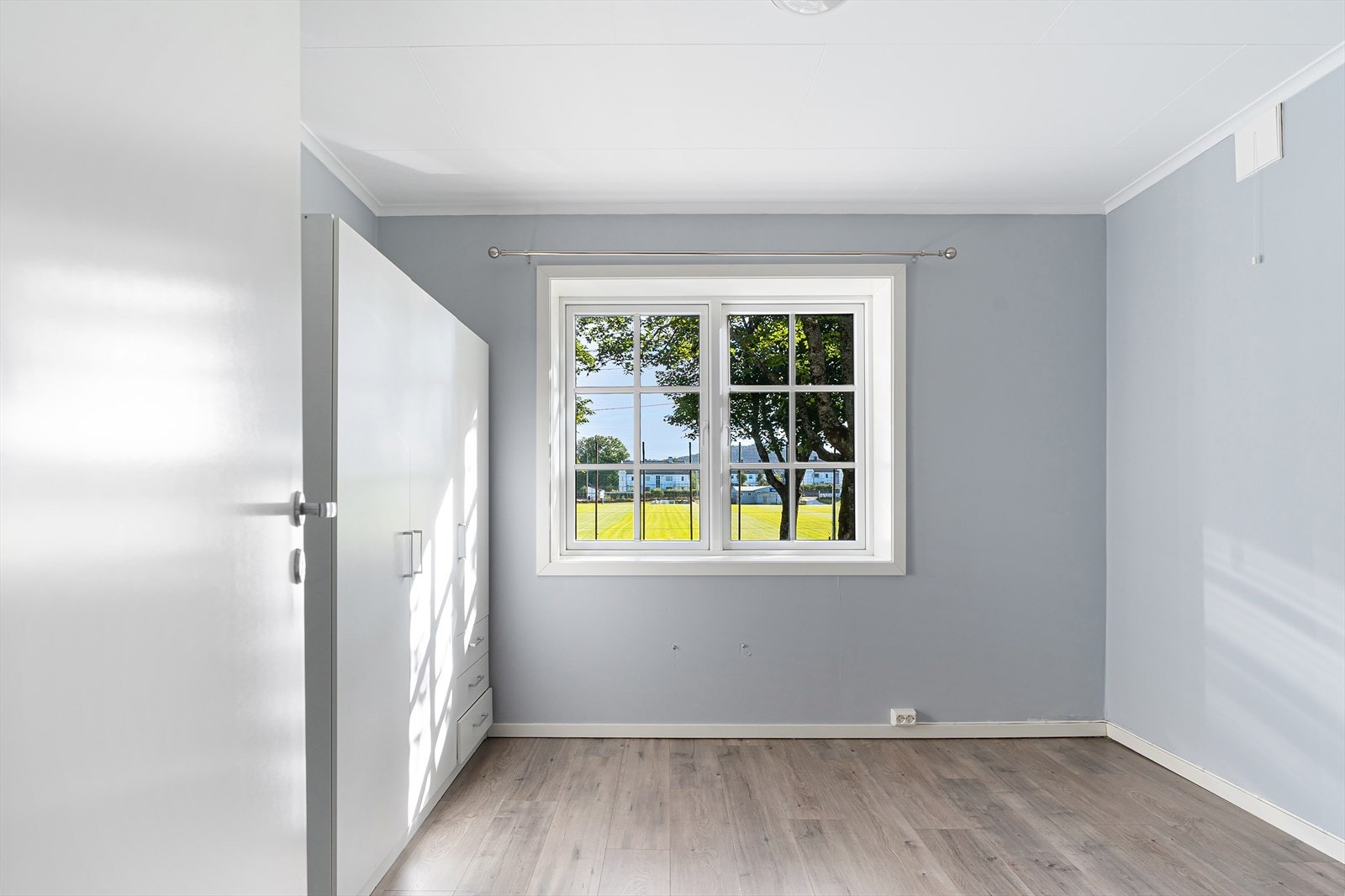 Leiligheten har 2 gode soverom - Begge med garderobeskap. Galleribilde