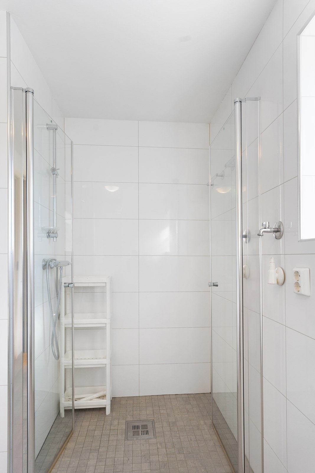 Romslig dusjnisje. Galleribilde