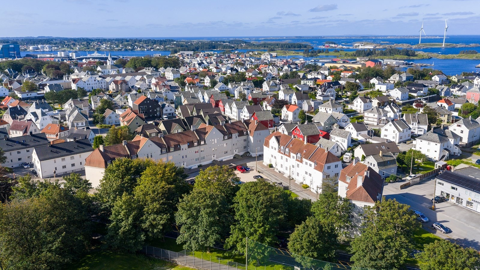 Er du glad i friluftsliv, eller kanskje det er viktig med grøntarealer for å lufte den firbeinte? Opplev den ville og vakre Kyststien, som starter i enden av Skillebekkgata, eller legg joggeturen i retning Vangen, opp til Kattanakk og derfra til Djupadale Galleribilde