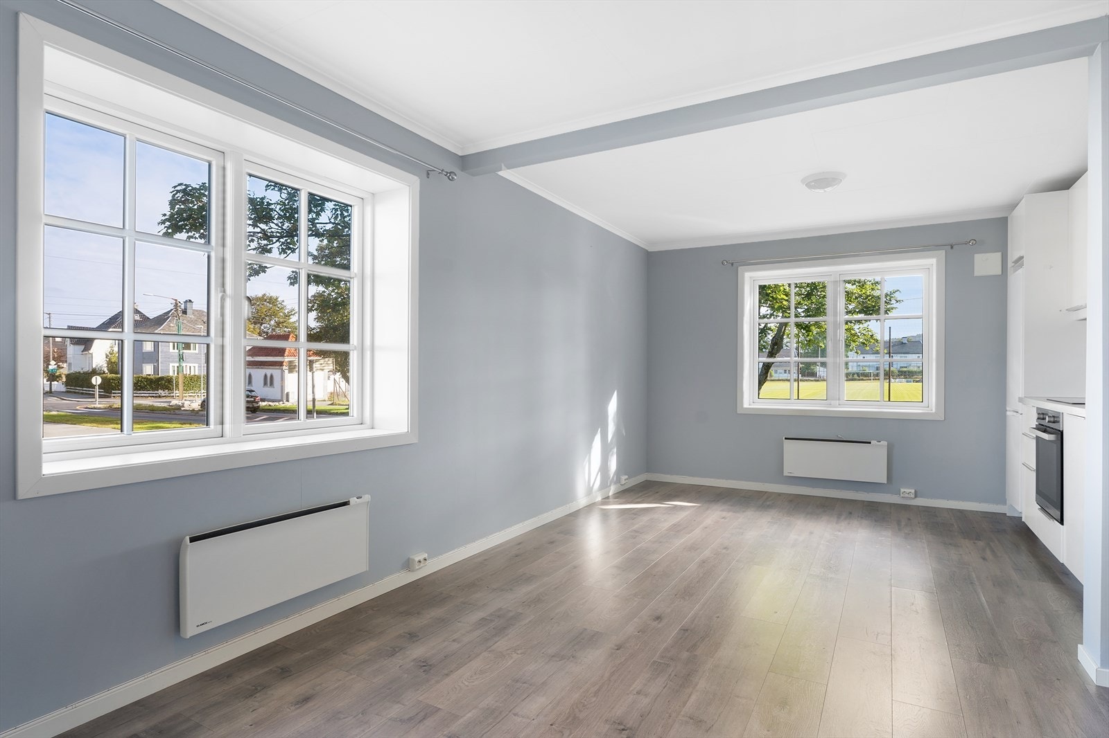 Leiligheten har en gjennomgående, arealeffektiv planløsning og inneholder entré/gang, stor stue/kjøkken i åpen løsning, 2 romslige soverom (beliggende i hver sin ende av leiligheten), flislagt bad av god størrelse, samt separat toalettrom. Galleribilde