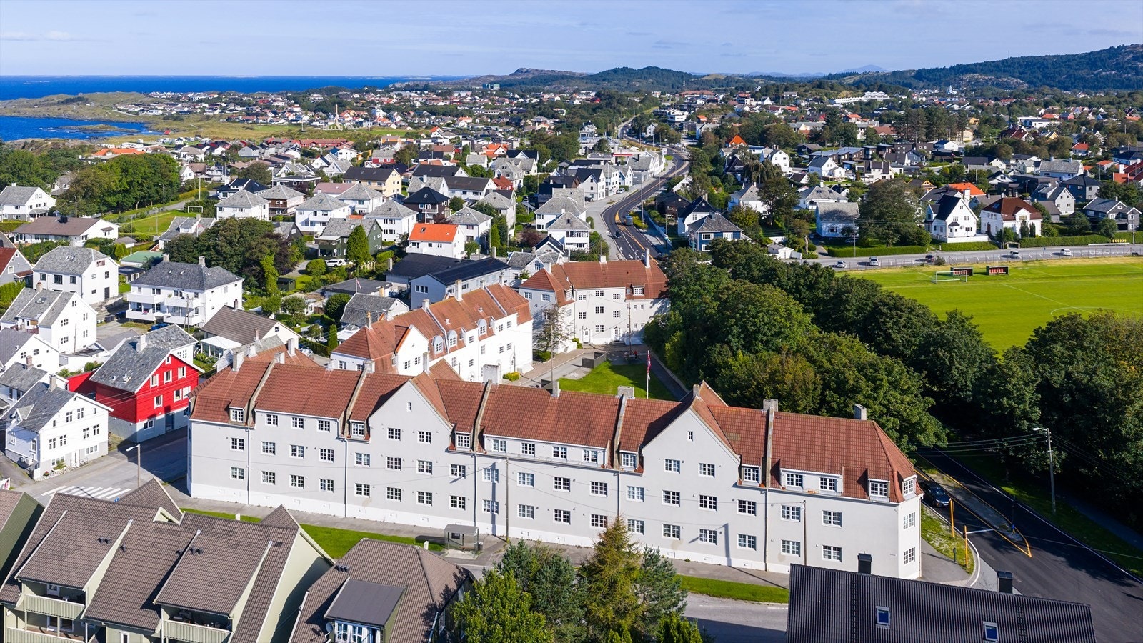 Haugesund har investert mye i idrett de siste årene, og dette gjenspeiles i den store idrettsparken på Skeisvang, beliggende få minutter øst for Hauge. Her er det anlagt stort fotballanlegg, volleyballbaner, flerbrukshall, innendørs klatrevegg m.m. Galleribilde