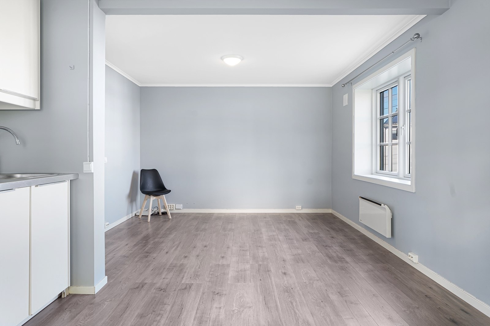 Lys og trivelig stue/spisestue med sosial, åpen kjøkkenløsning. Galleribilde