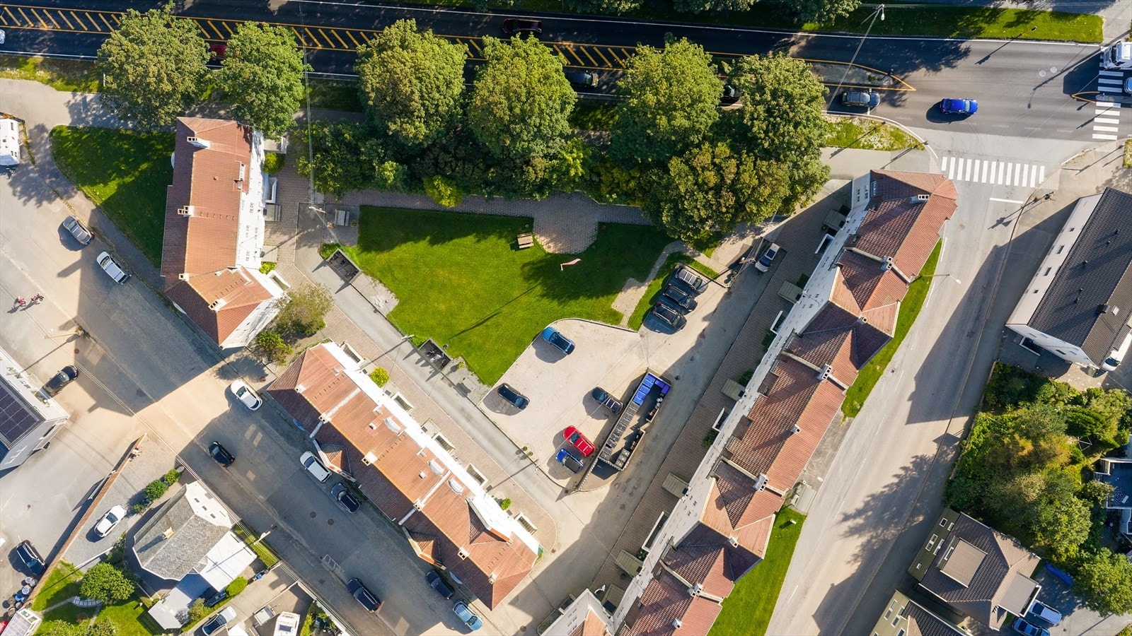 Sameiet har felles parkeringsplass i gårdsrommet (første mann til mølla-prinsippet). Galleribilde