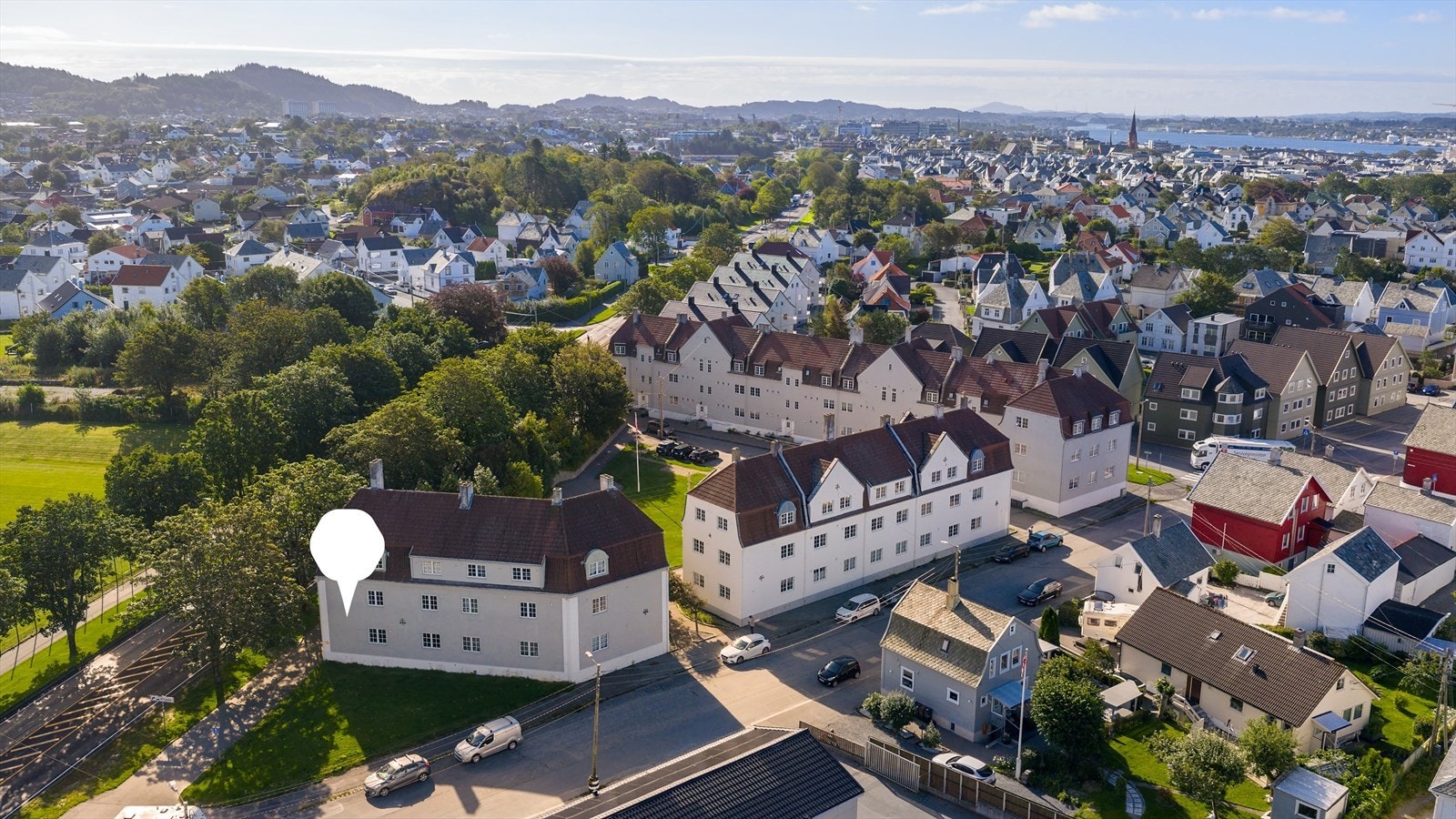 Enten du går eller sykler, vil du uansett oppleve at det aller meste er innen kort avstand når du bor på Hauge. Følelsen av å bo i et trivelig nabolag, samtidig som du kan rusle ned til liv og røre i sentrum på bare 10-15 minutter. Galleribilde