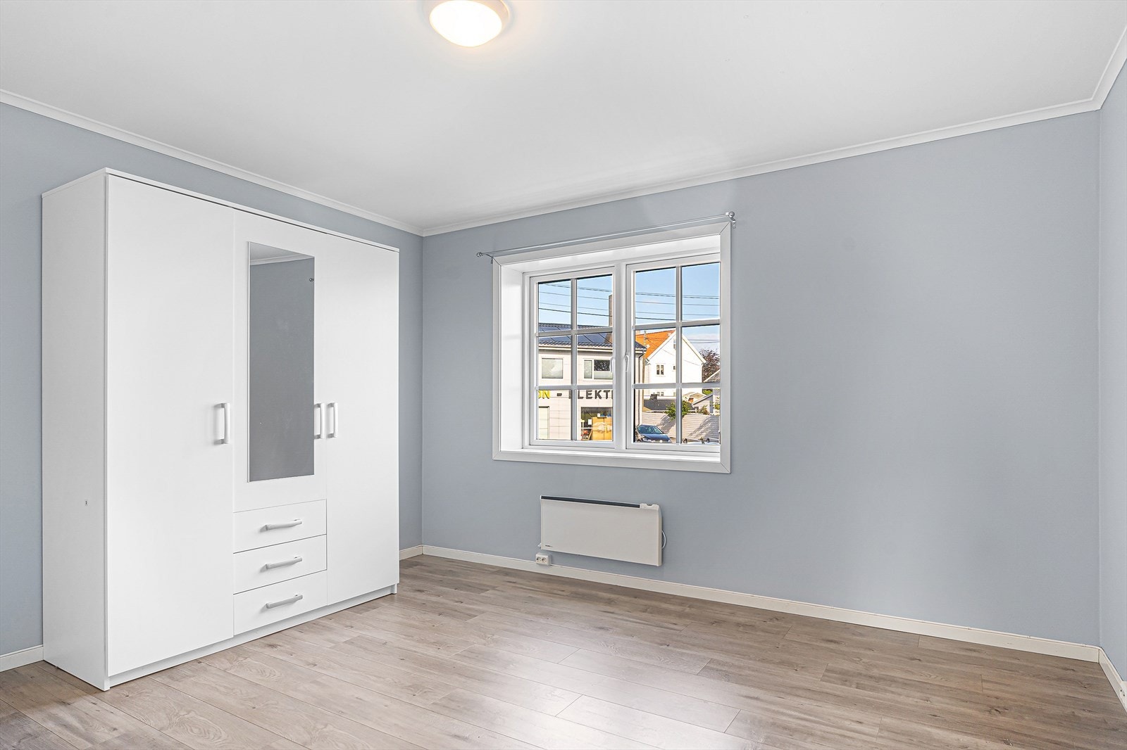 Soverommene ligger i hver sin ende av leiligheten. Dette er en flott førstegangsbolig, også ideell som studentleilighet hvor en kan bo sammen/dele kostnadene. Galleribilde