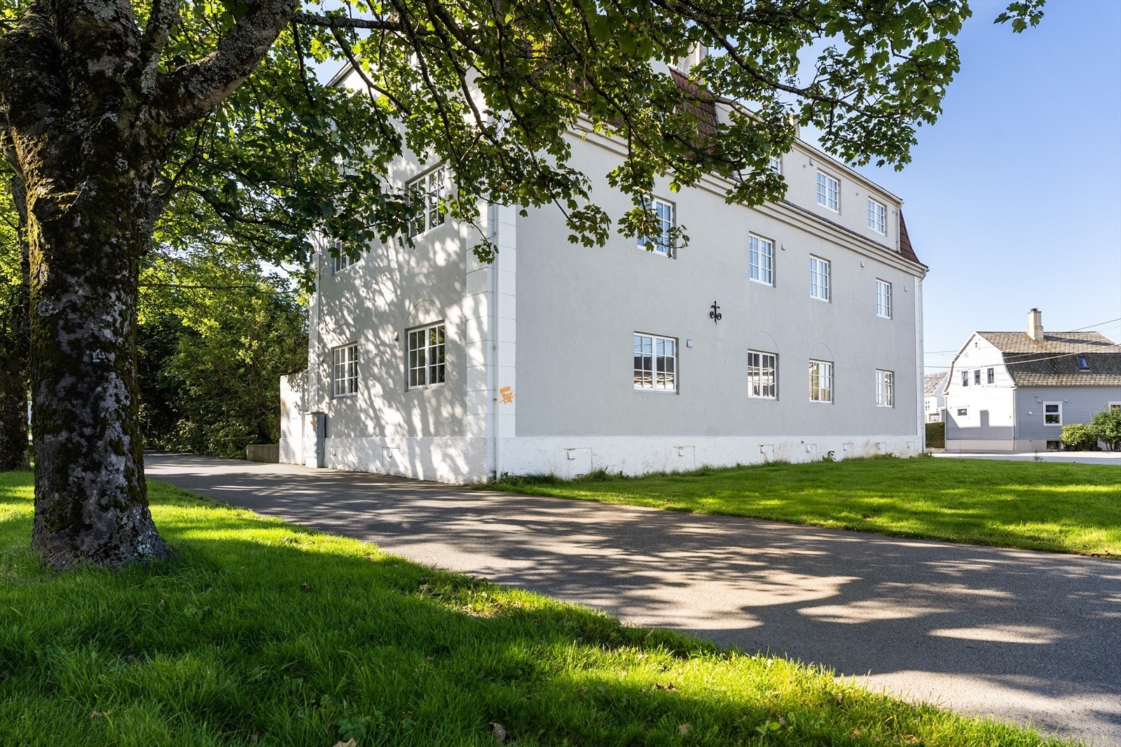 I umiddelbar nærhet er det flott gang-/sykkelvei som fører til alle fasilitetene i sentrumskjernen. Det er også bussholdeplass like ved. Galleribilde