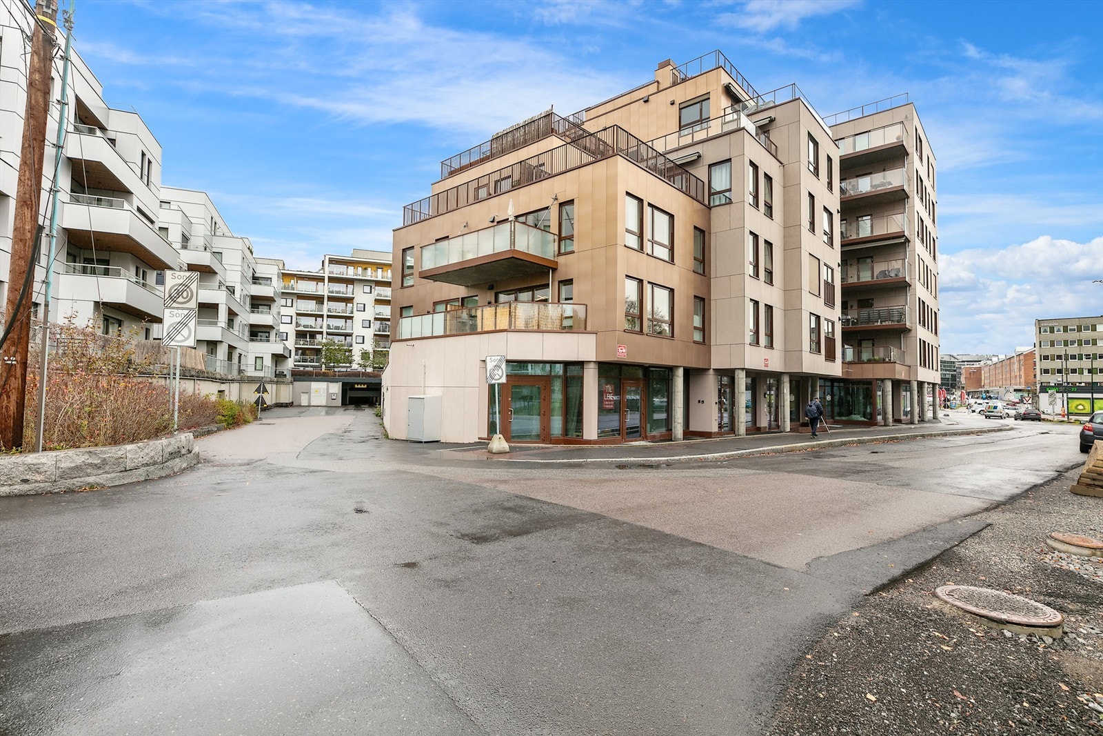 Fasade med innkjøring til garasje. Galleribilde