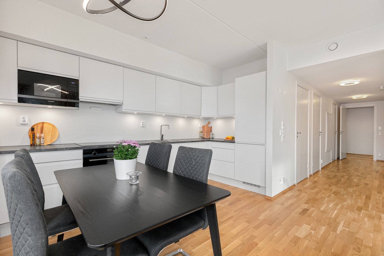 God plass til å sette inn et spisebord og etablere en spisestue løsning. Galleribilde