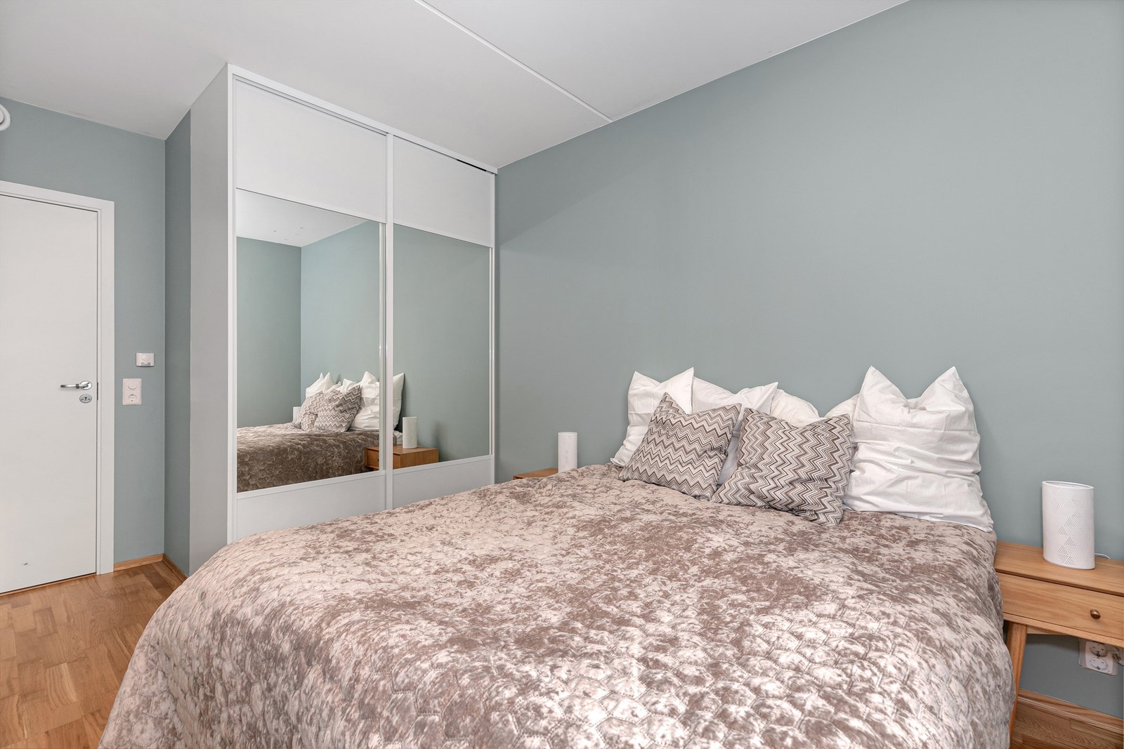 Skyvedørsgarderobe for ekstra oppbevaring. Galleribilde