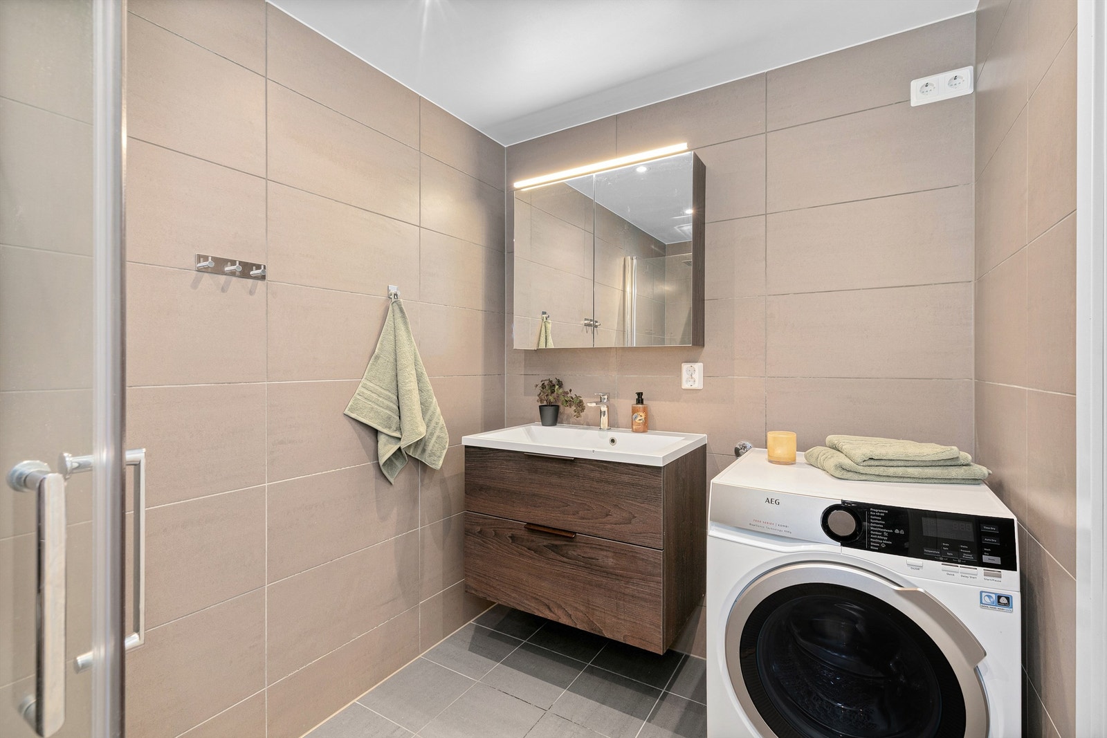 Bad fra byggeår. Flislagt gulvflate med elektrisk gulvvarme og flislagte veggflater. Opplegg for vaskemaskin. Galleribilde