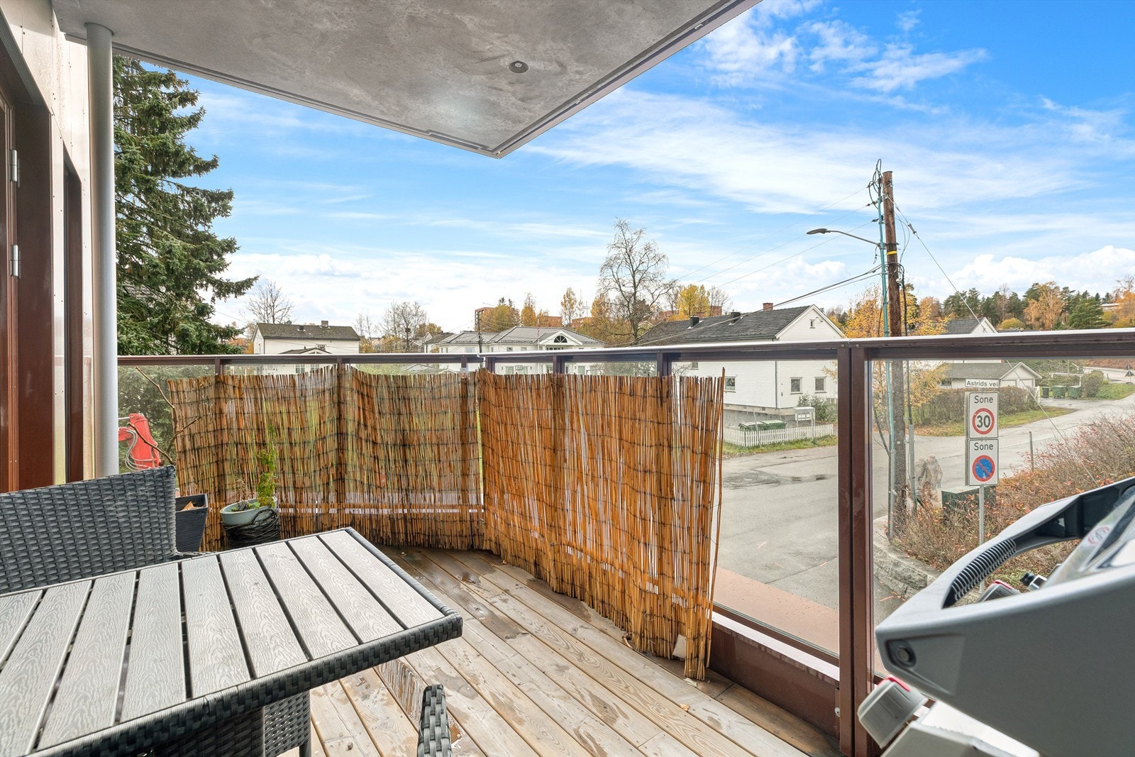 Rekkverk av metall og glass. Galleribilde