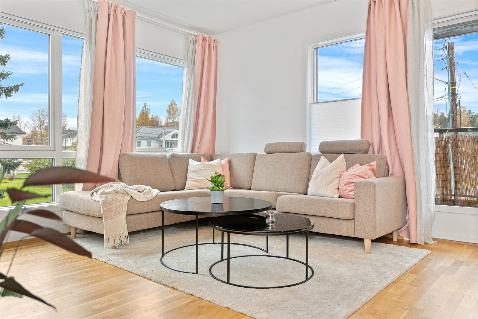 Leiligheten har store vindusflater som slipper inn rikelig med naturlig lys fra flere himmelretninger. Galleribilde