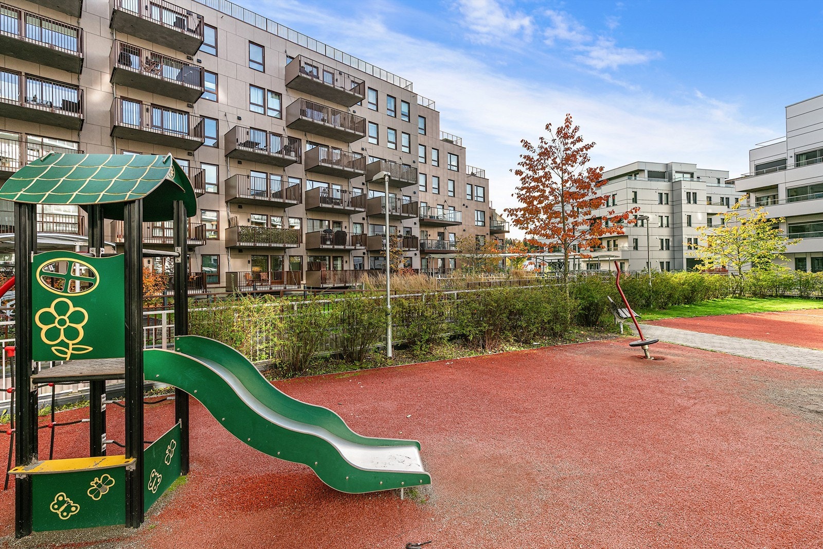 Lekeplass i bakgård. Galleribilde