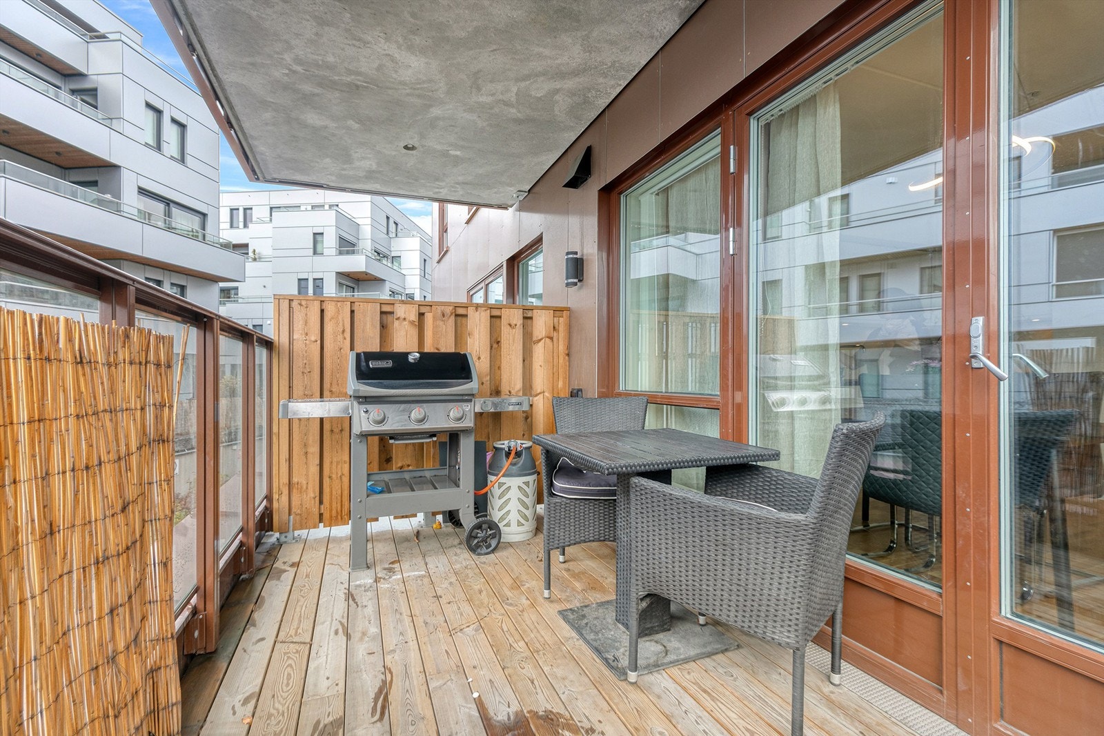 Utgang fra stue/kjøkken til en vestvendt balkong. Galleribilde