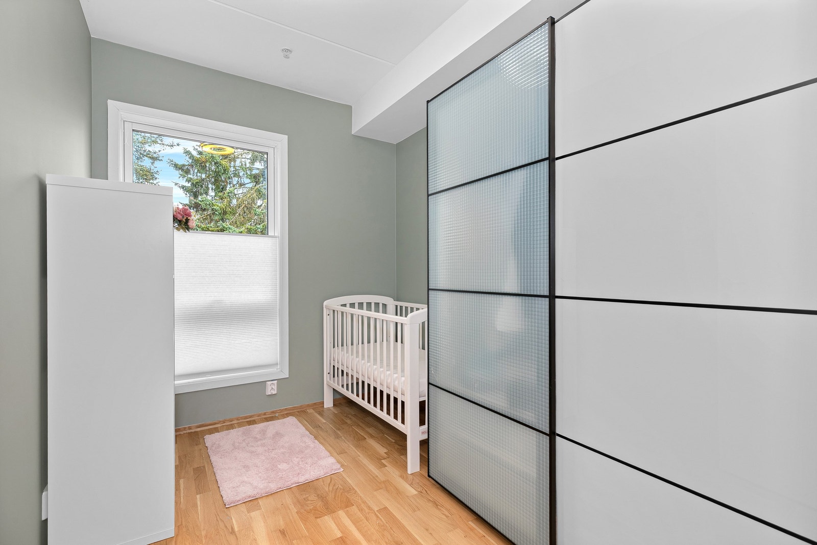 Siste soverommet er gjennomgående som de andre. Plass til seng med tilhørende møblement og garderobeskap. Kan også egne seg godt som kontor. Galleribilde