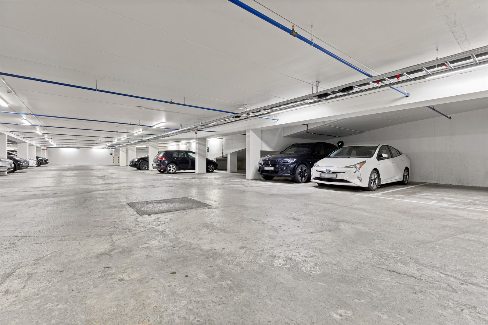 Garasjeplass nr. 10 og 11 medfølger i garasjeanlegget. Galleribilde