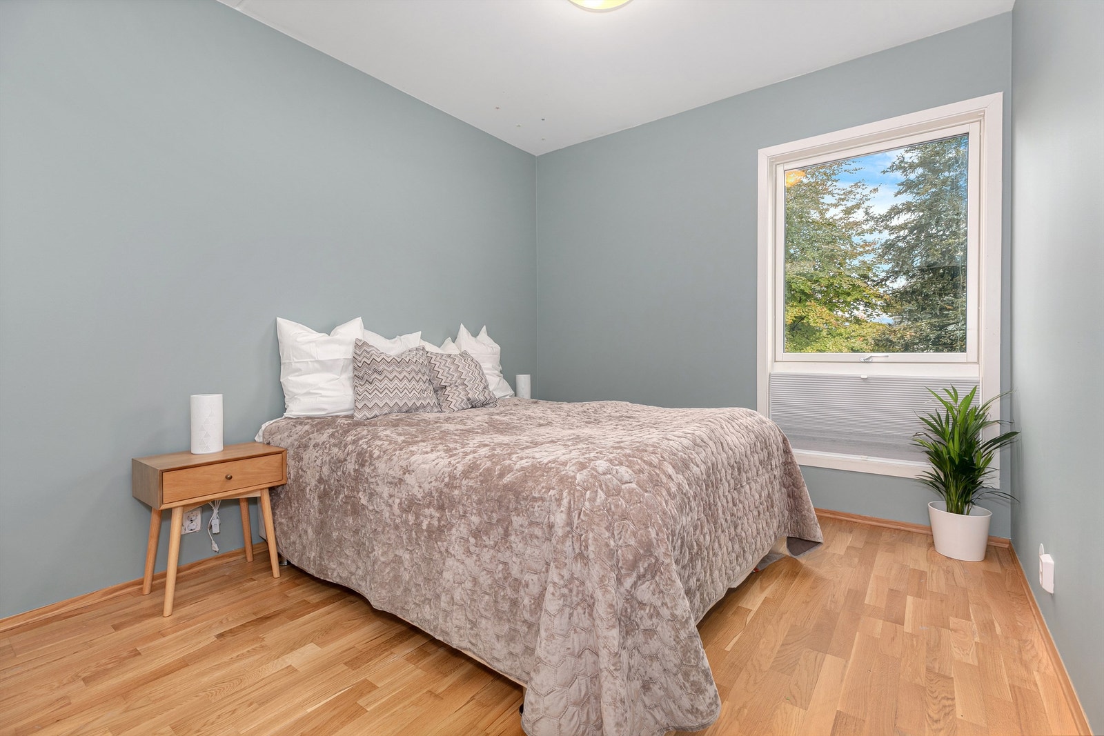 Hovedsoverommet av god størrelse, rikelig med plass for dobbeltseng med tilhørende møblement. Galleribilde