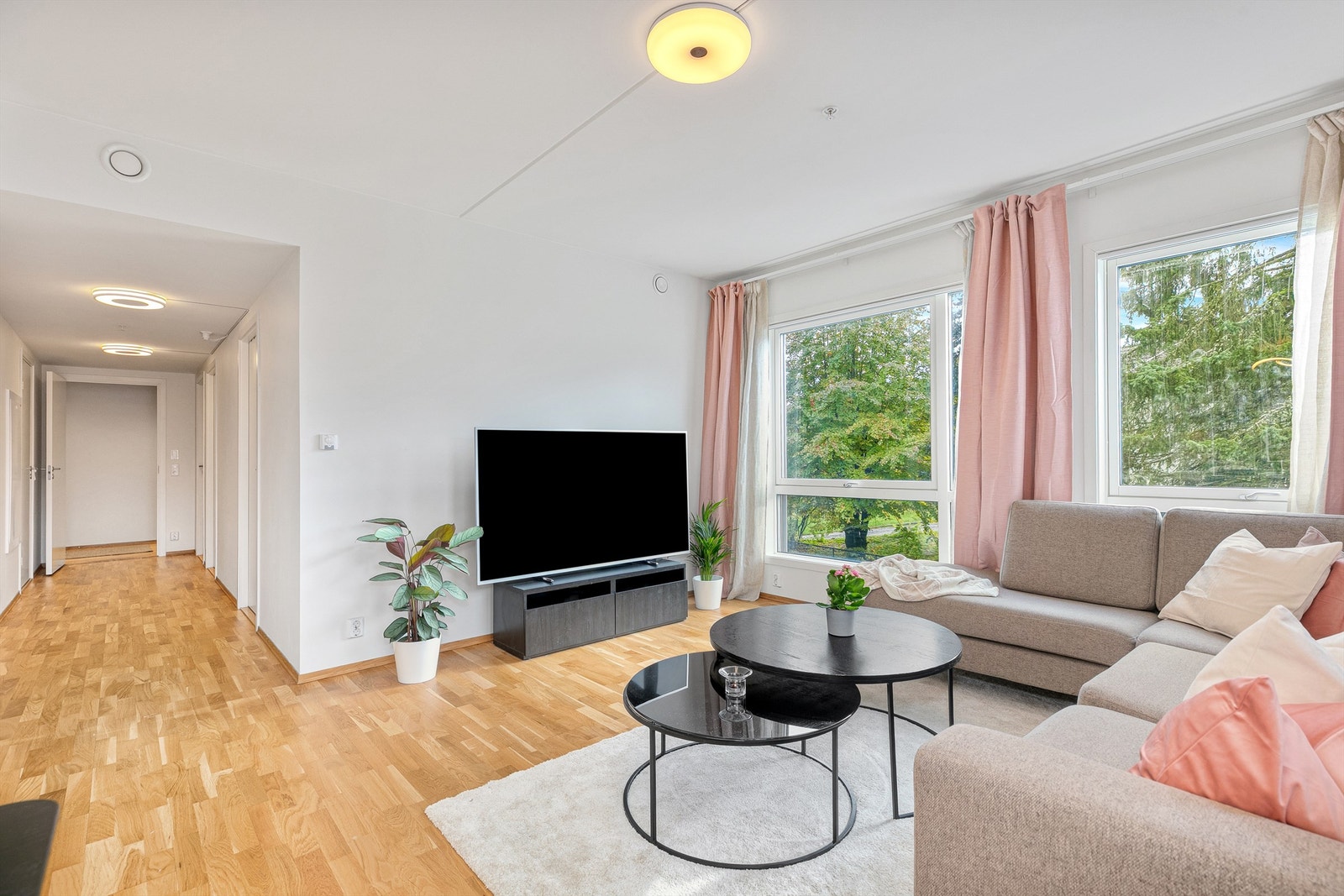 Stue/kjøkken området er romslig med mulighet til å etablere forskjellige sittegruppe løsninger. Galleribilde