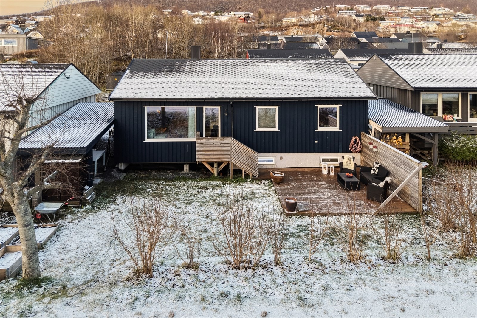 Flott og solrik hage med boltreplass for både store, små og firbeinte. Galleribilde