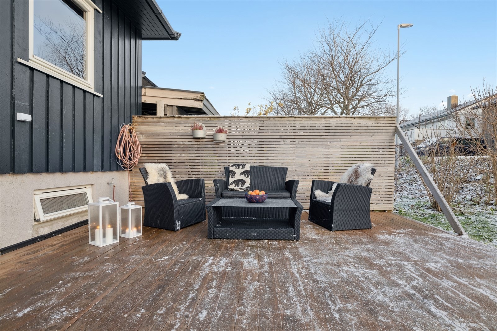 På plattingen er det god plass for utemøblement, grill og annet en måtte ønske. Galleribilde