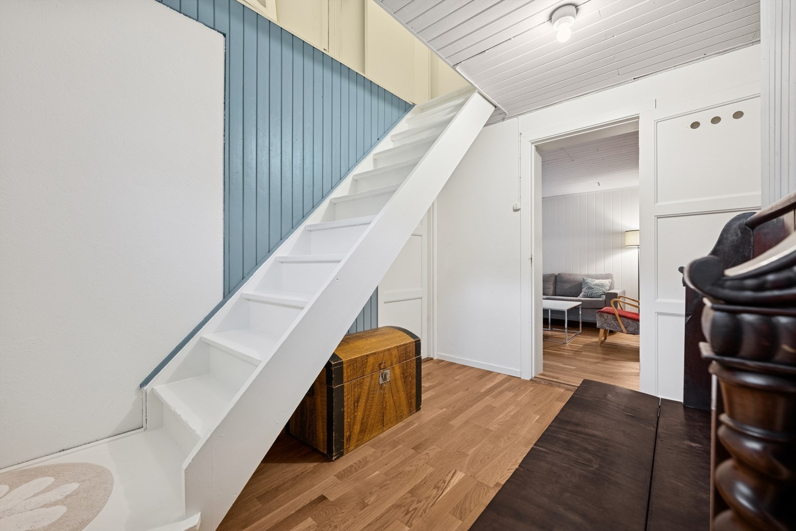 Vi beveger oss ned i kjelleren. Galleribilde