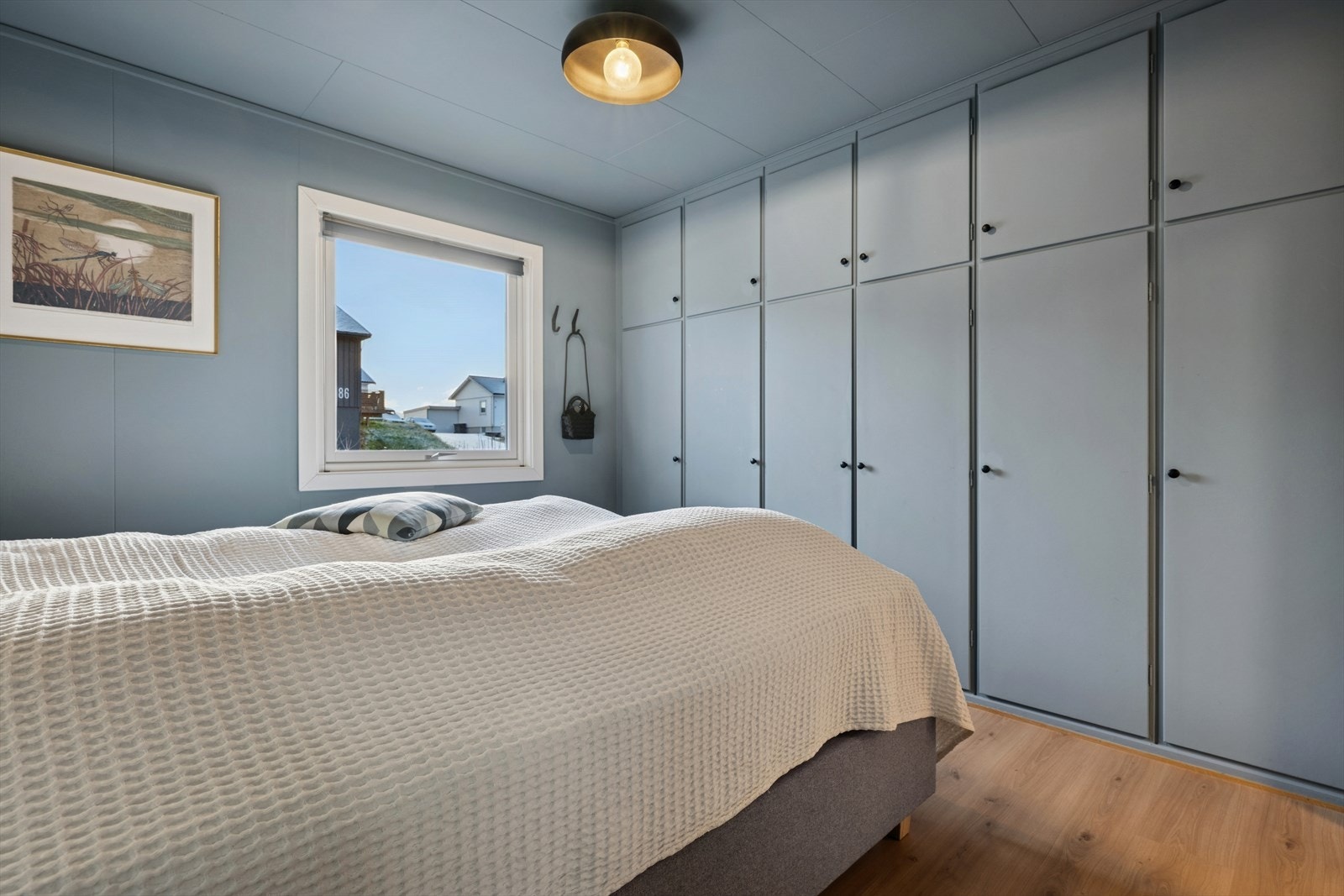 God plass for dobbeltseng, nattbord og innebyggede skapløsninger i vegg. Galleribilde