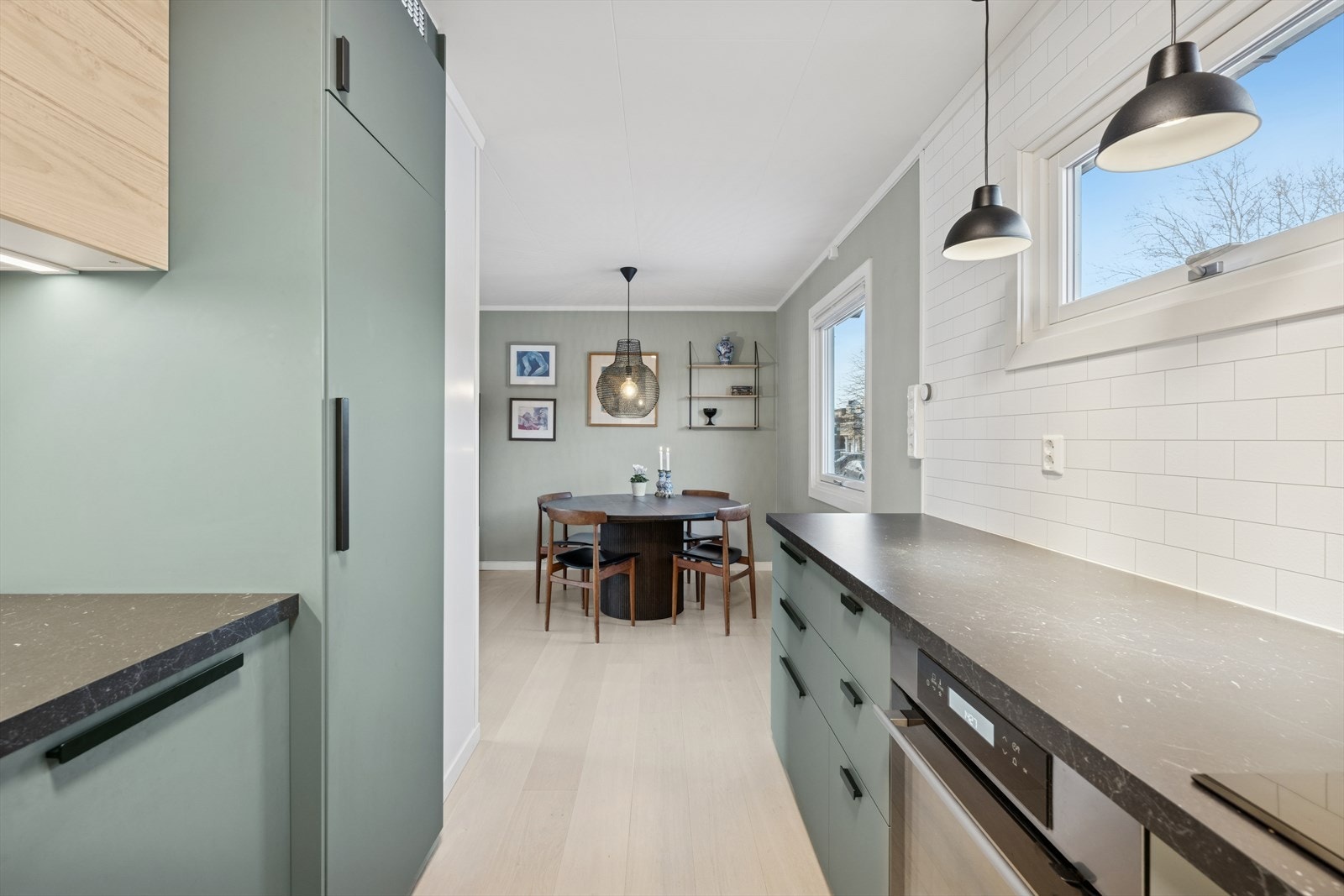 Alt i alt et svært funksjonelt og godt kjøkken som innbyr til gode smaksopplevelser. Spisegruppen tar plass i egen sone og inviterer til sosiale og hyggelige måltider. Galleribilde