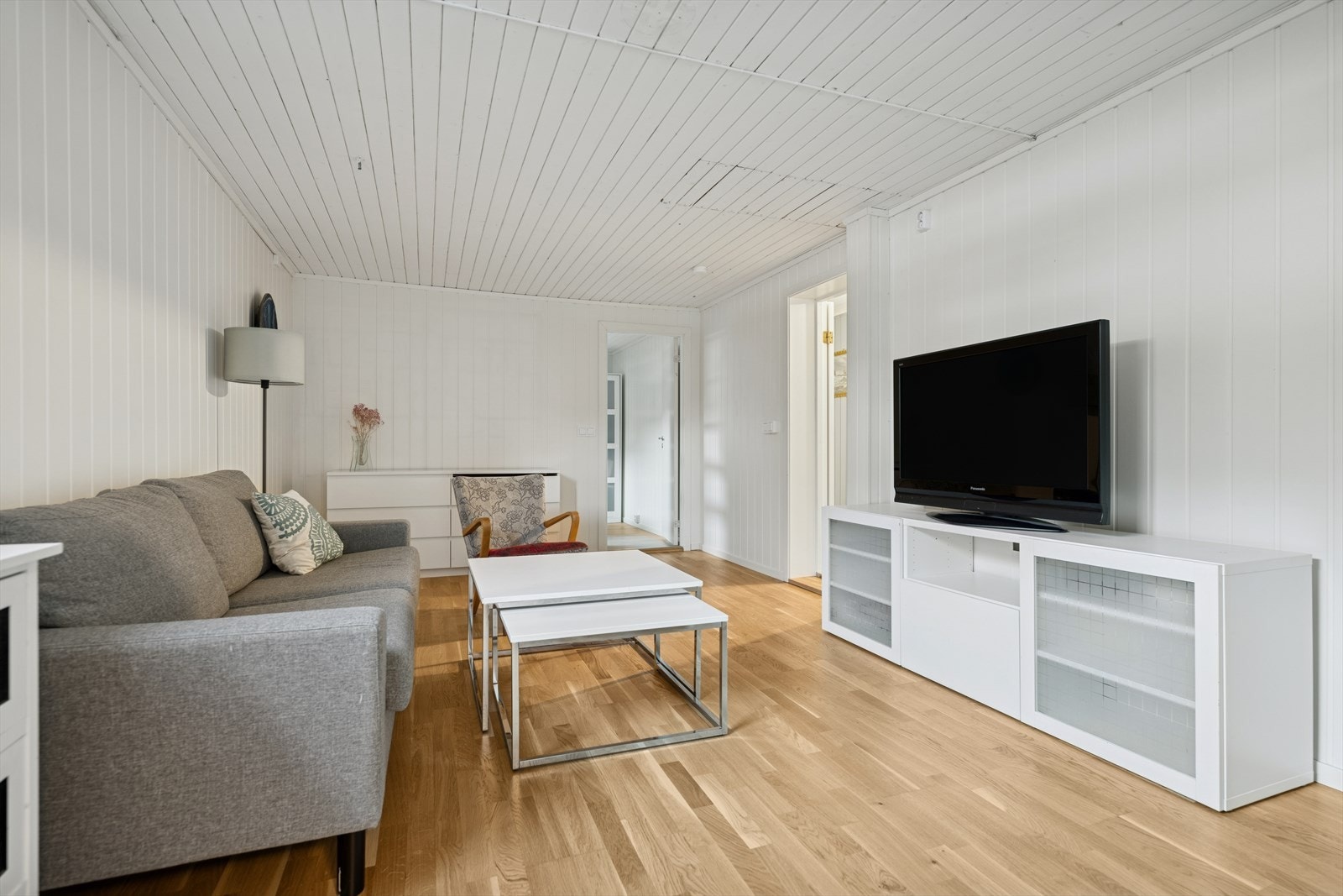 Rom i kjeller innredet som kjellerstue. Ikke omsøkt eller godkjent til dagens bruk. Galleribilde