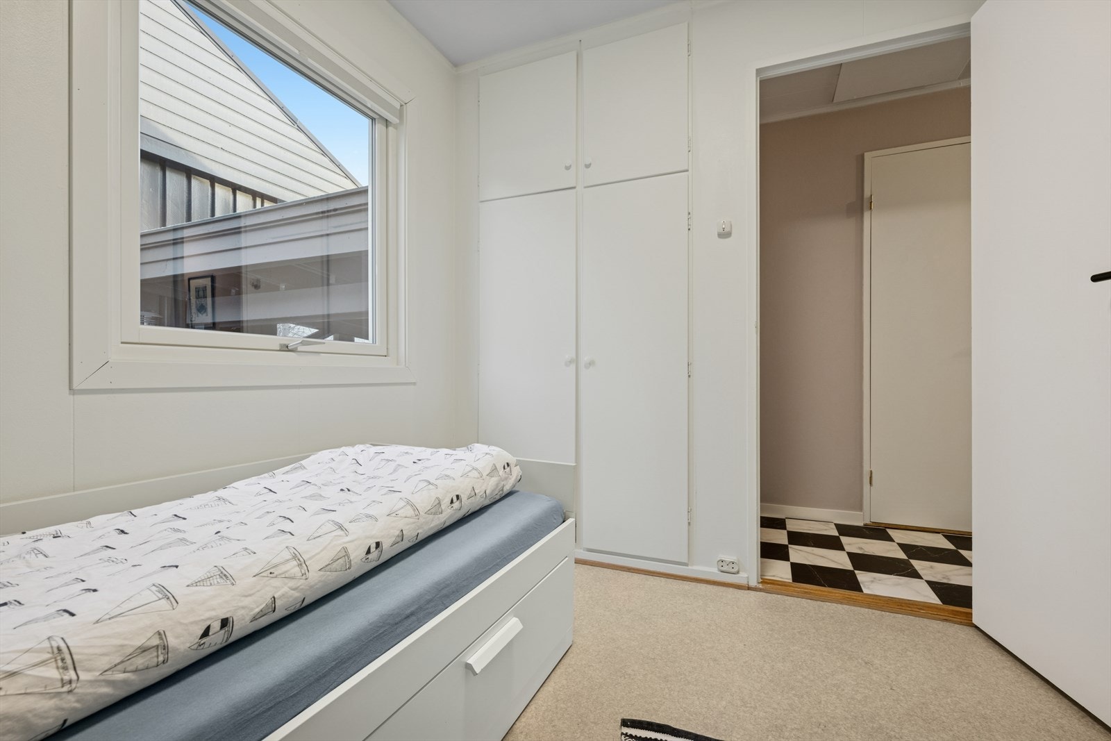 Dette passer utmerket som barnerom. Soverom 3 benyttes pr. i dag som garderoberom. Galleribilde