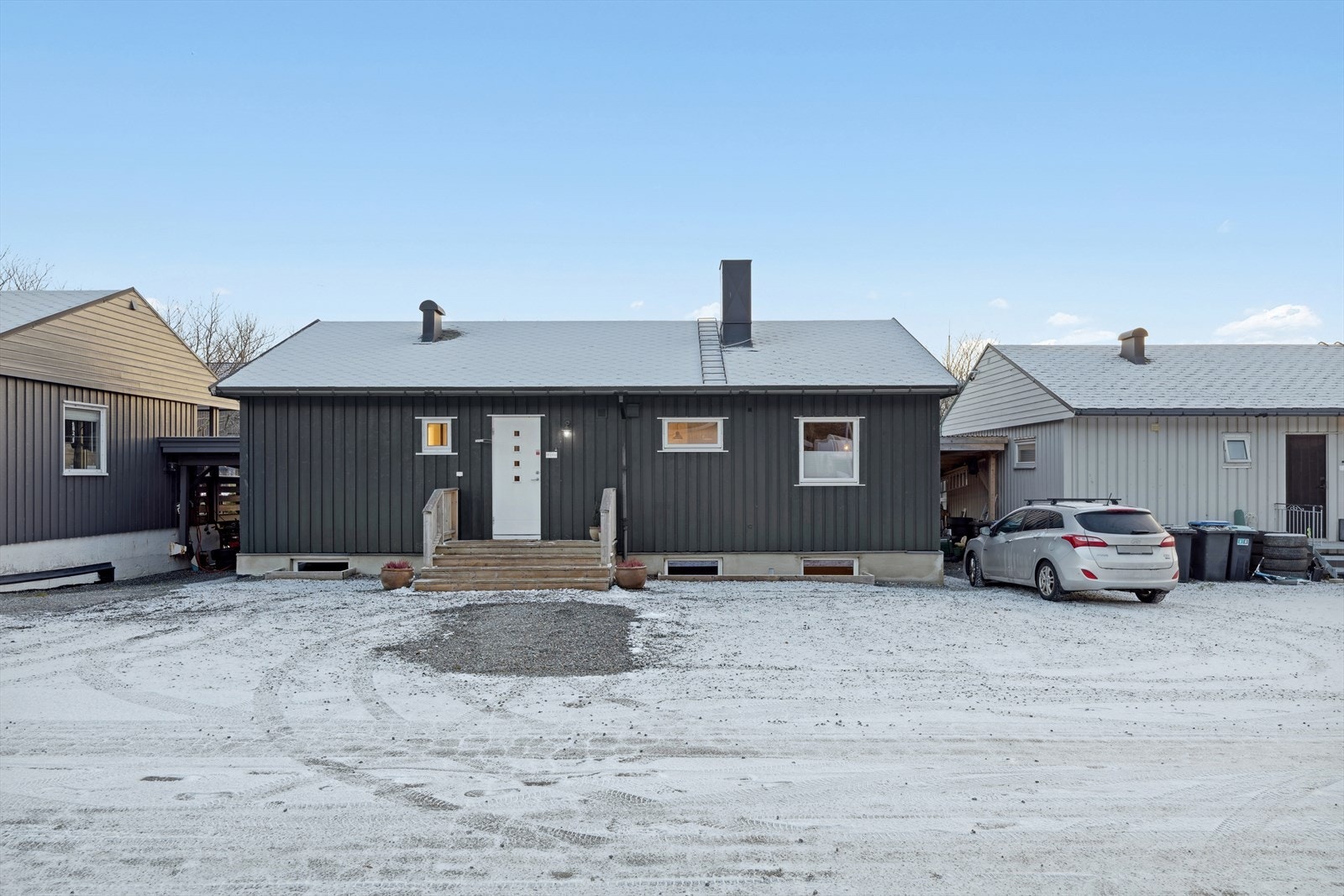 Det er gode parkeringsforhold i innkjørselen. Galleribilde