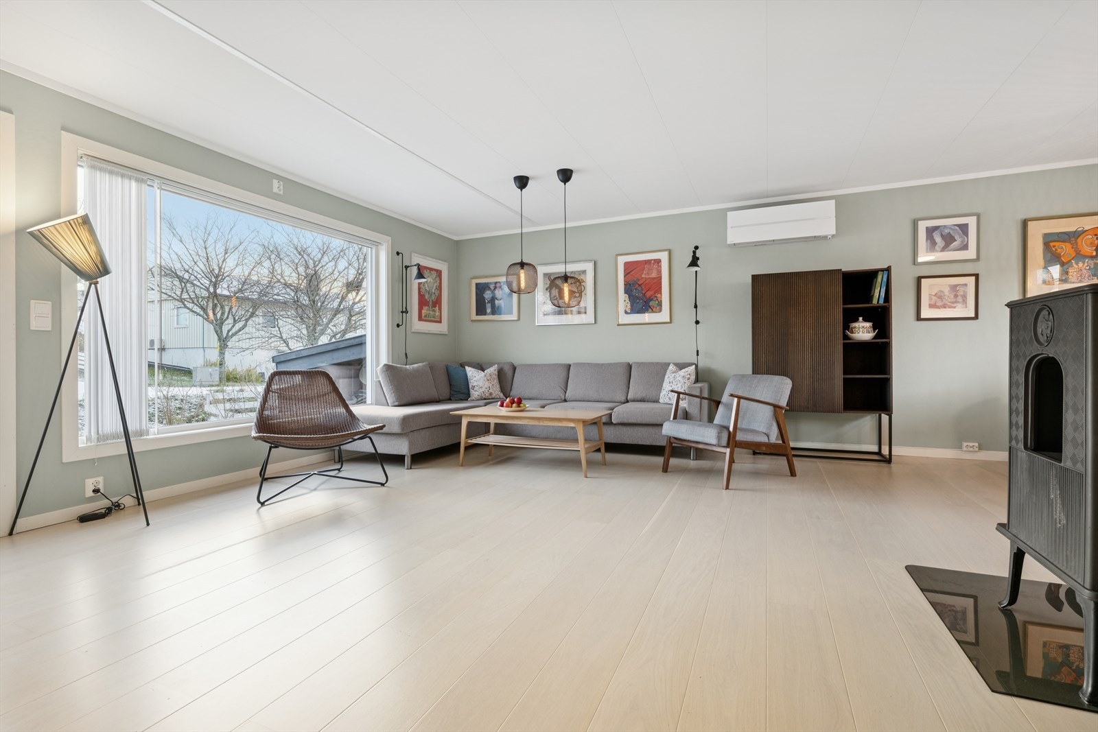 Vi beveger oss videre inn i en lys og innbydende stue. Galleribilde