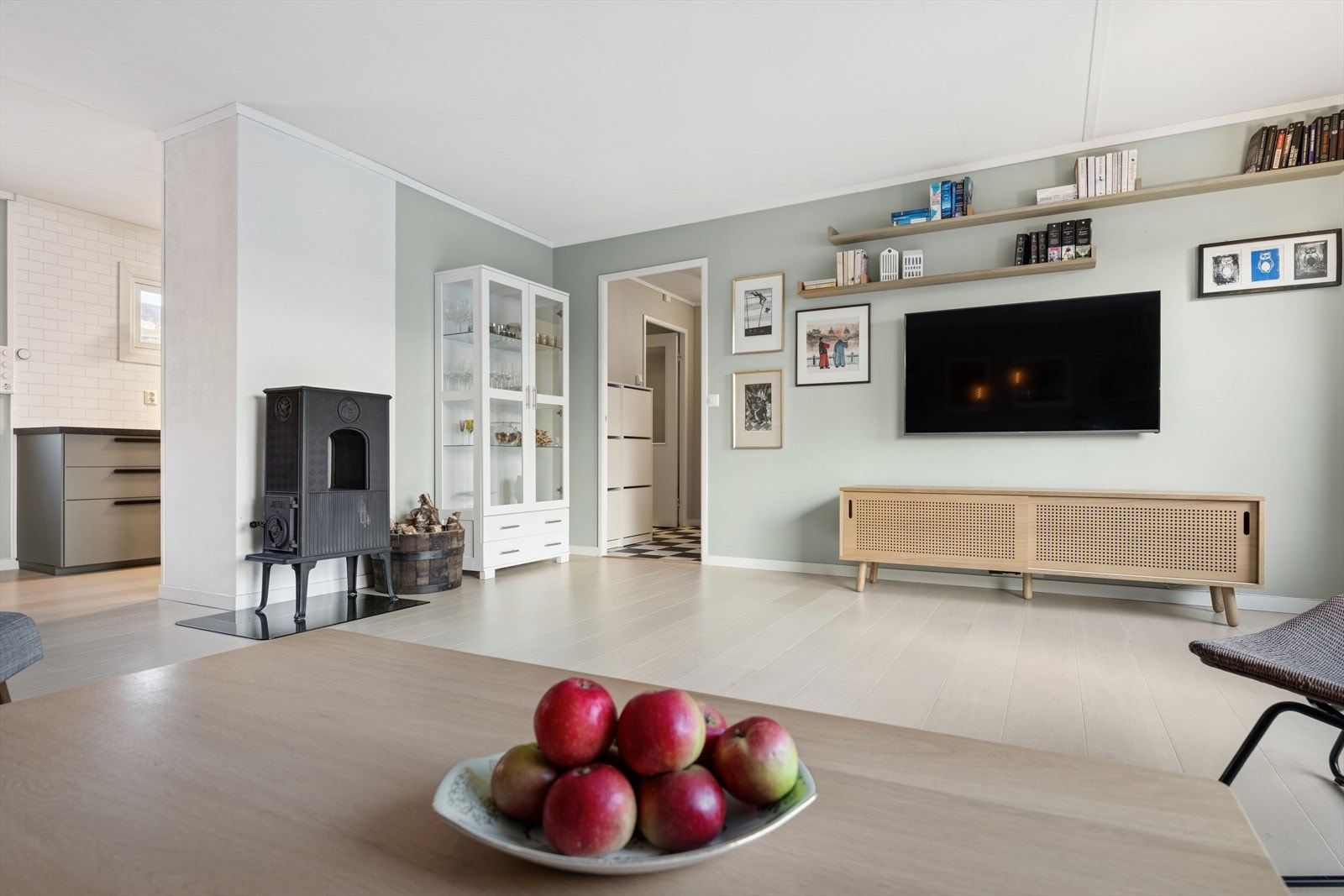 Vedovn og varmepumpe sørger for å varme opp både rom og stemning. Galleribilde