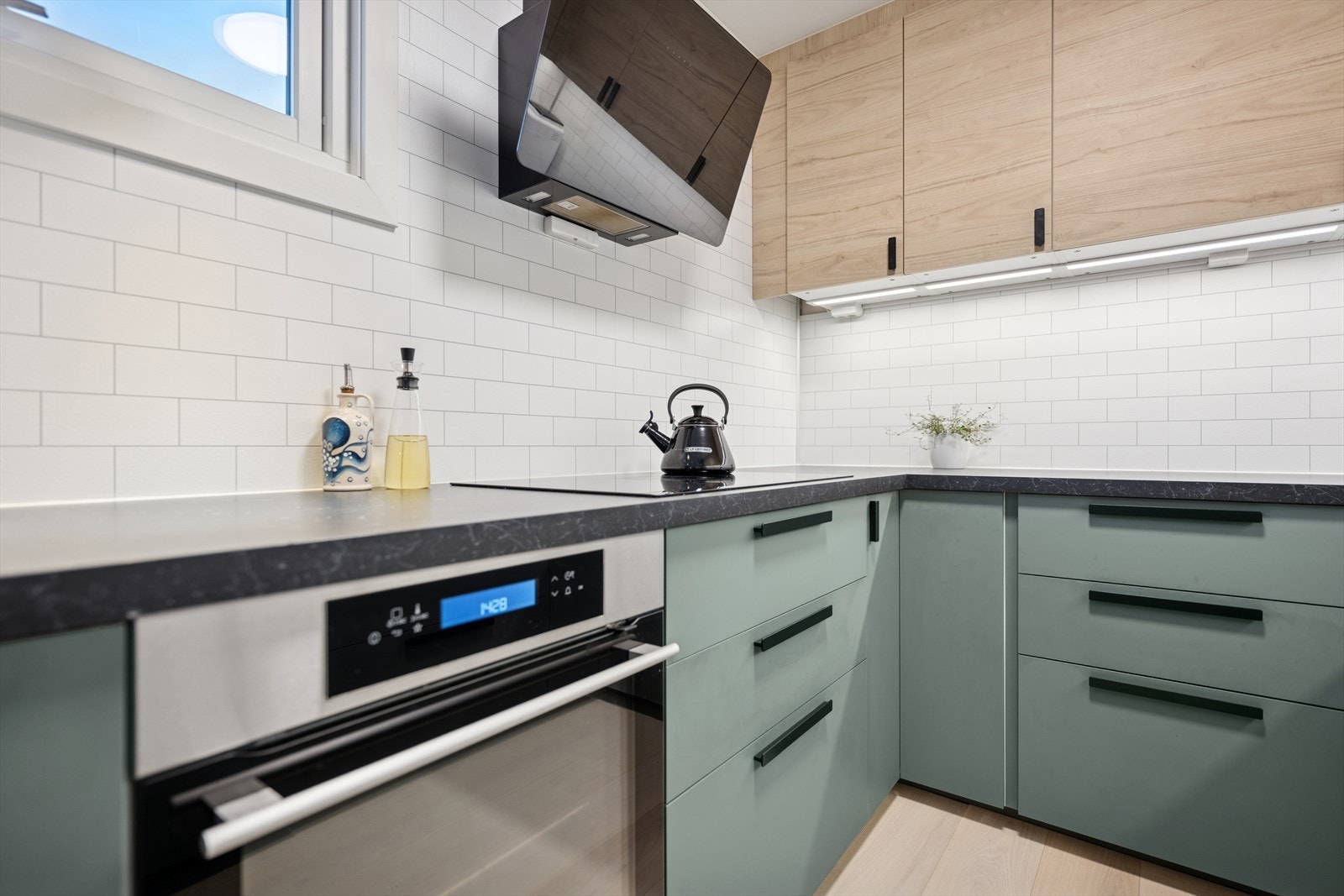 Integrerte hvitevarer som stekeovn, platetopp, oppvaskmaskin og kjøl/frys. Galleribilde