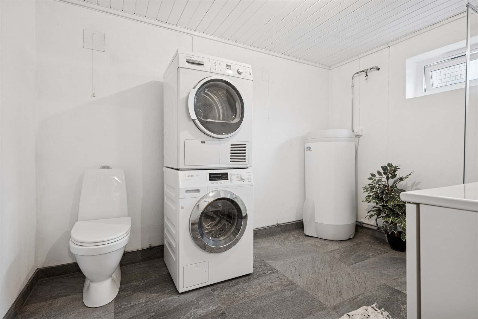 Praktisk vaskerom/bad med flislagt gulv og varmekabler. Galleribilde