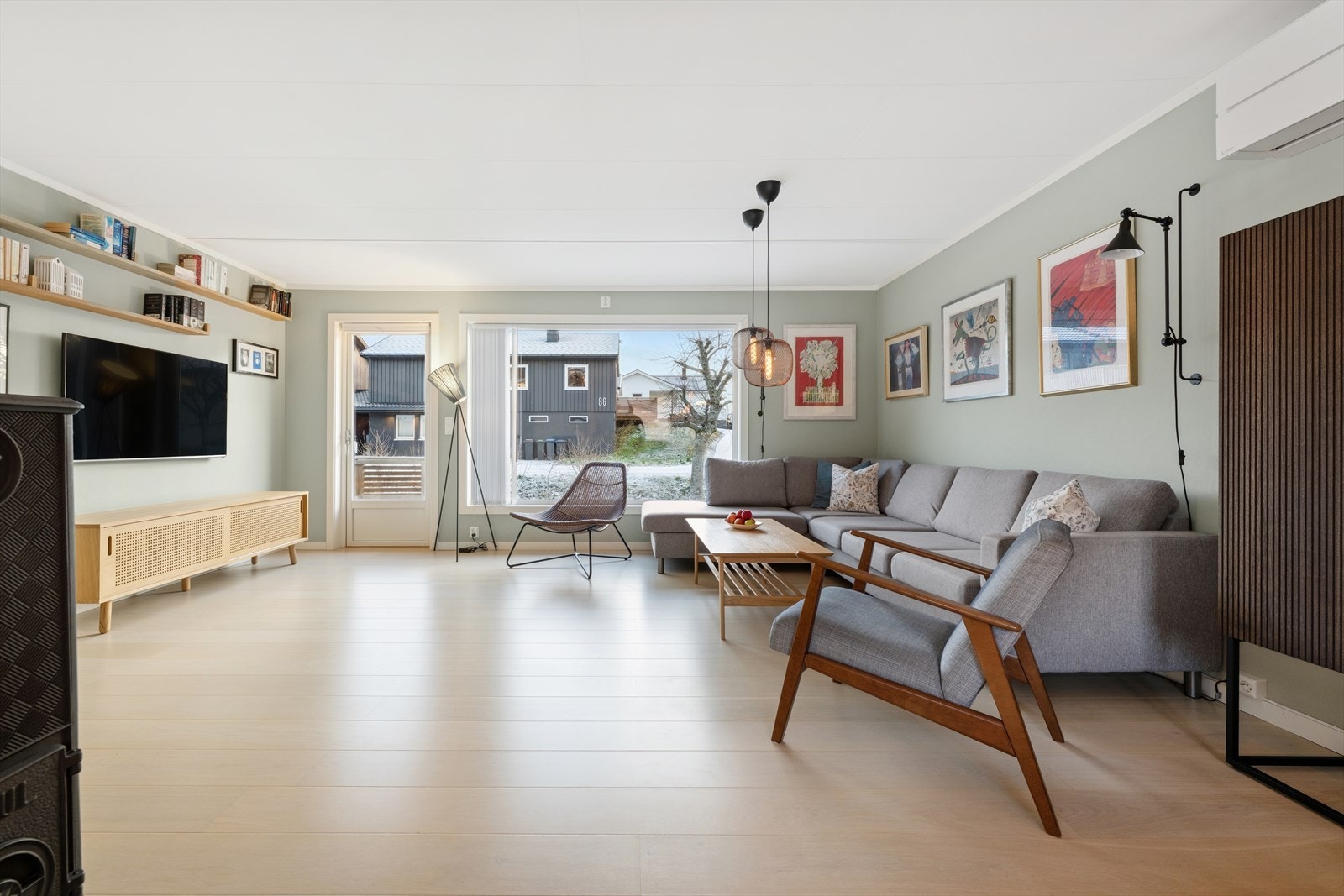 Sofakroken finner fort sin naturlige plass i rommet, og tv-en kan med fordel plasseres mot/på vegg. Galleribilde