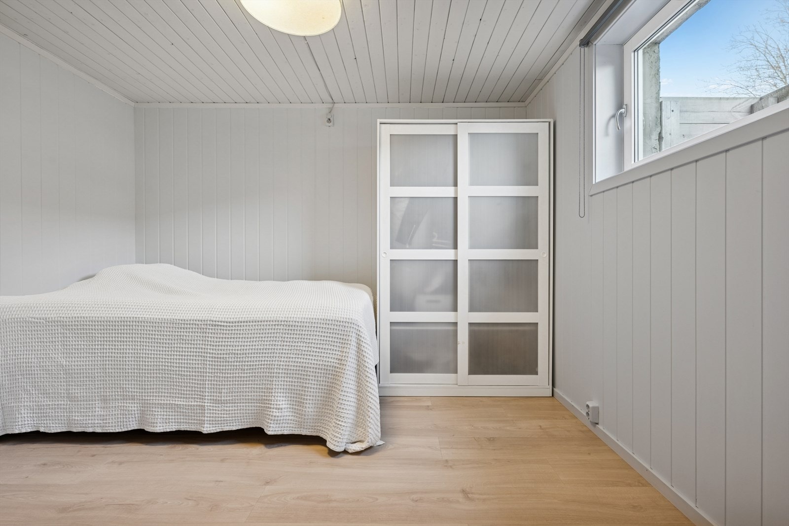 Rom i kjeller innredet som soverom. Ikke omsøkt eller godkjent til dagens bruk. Galleribilde