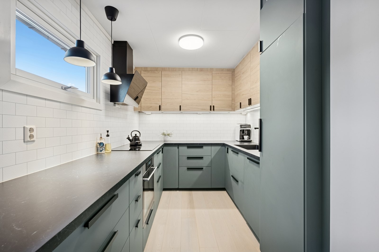 Lekkert kjøkken med alt en måtte trenge av både skap-, skuff- og benkeplass. Galleribilde