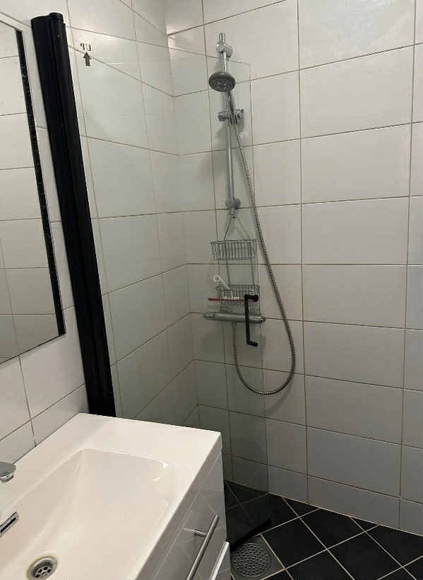 Bad, med toalett ved siden av Galleribilde