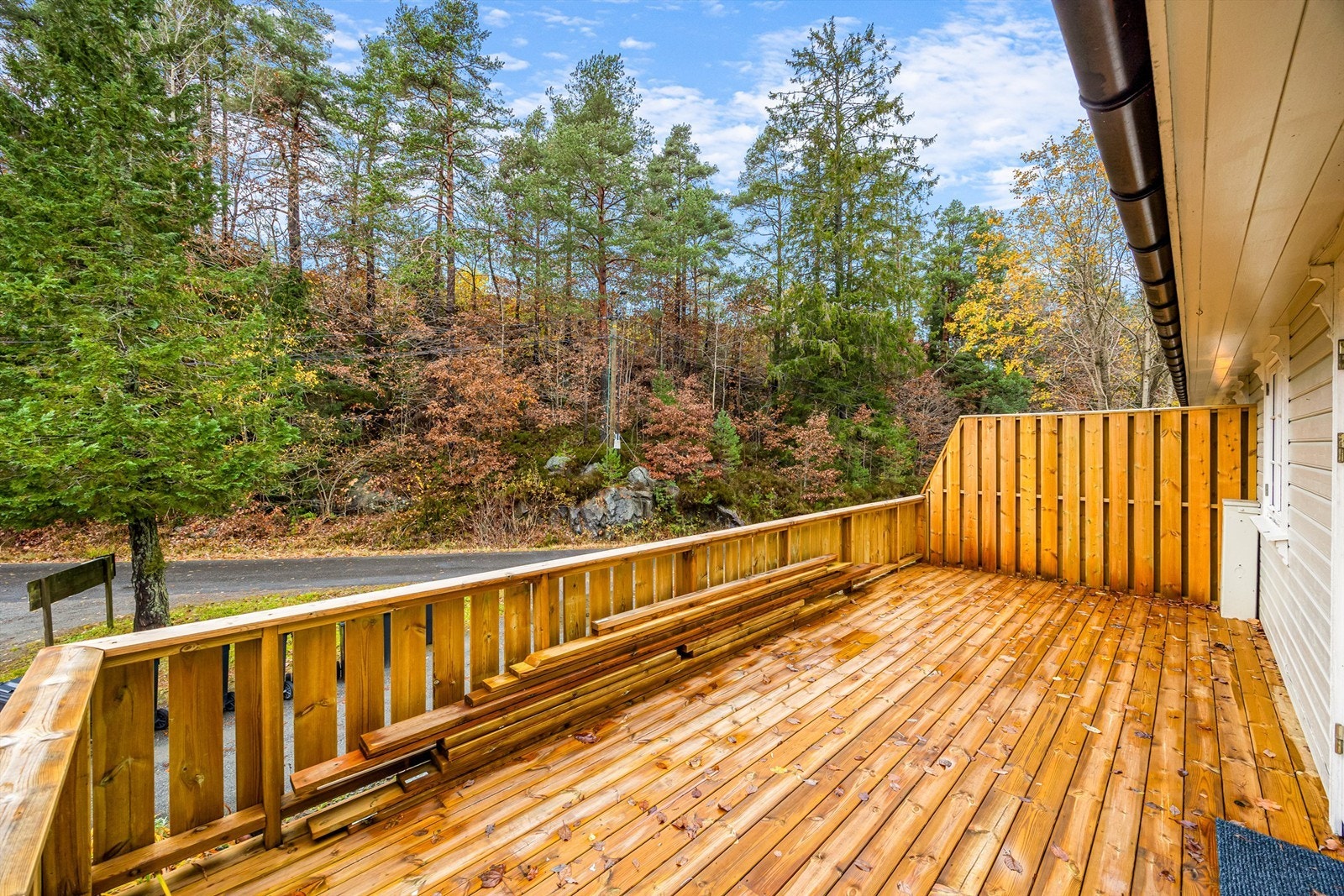 Terrassen ble fornyet i 2025. Veien som går forbi i front går videre inn til badeplasser og vakre turstier. Galleribilde