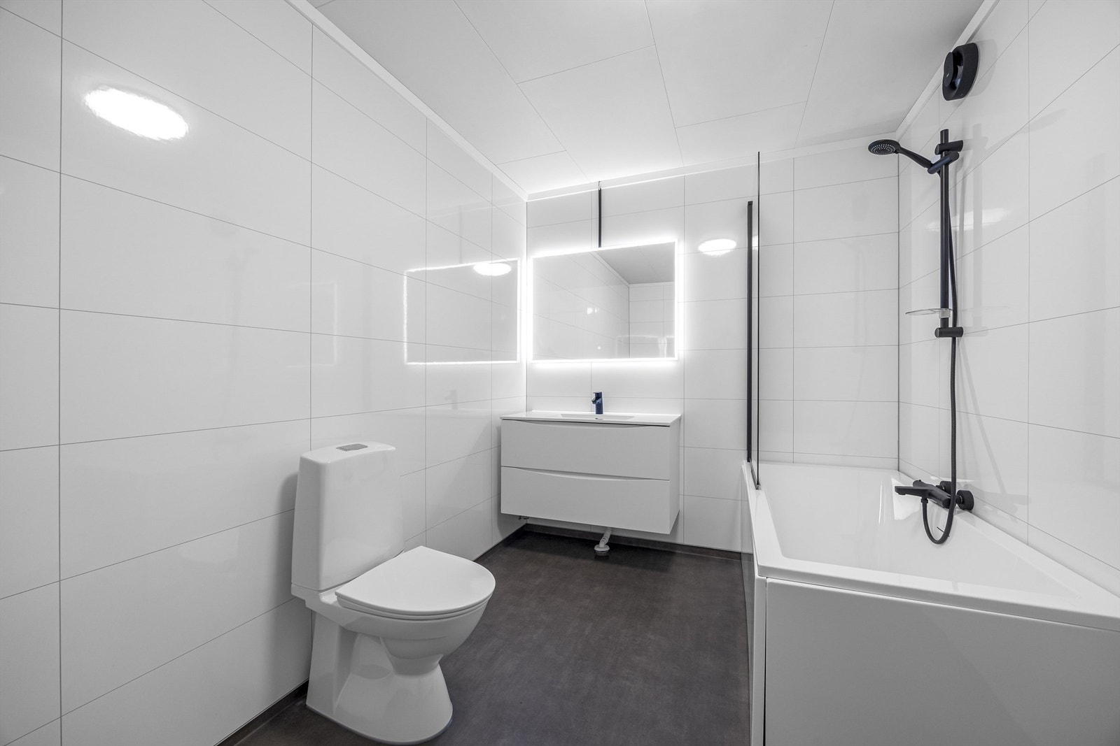 Renovert baderom i 1. etasje med moderne innredning. Galleribilde