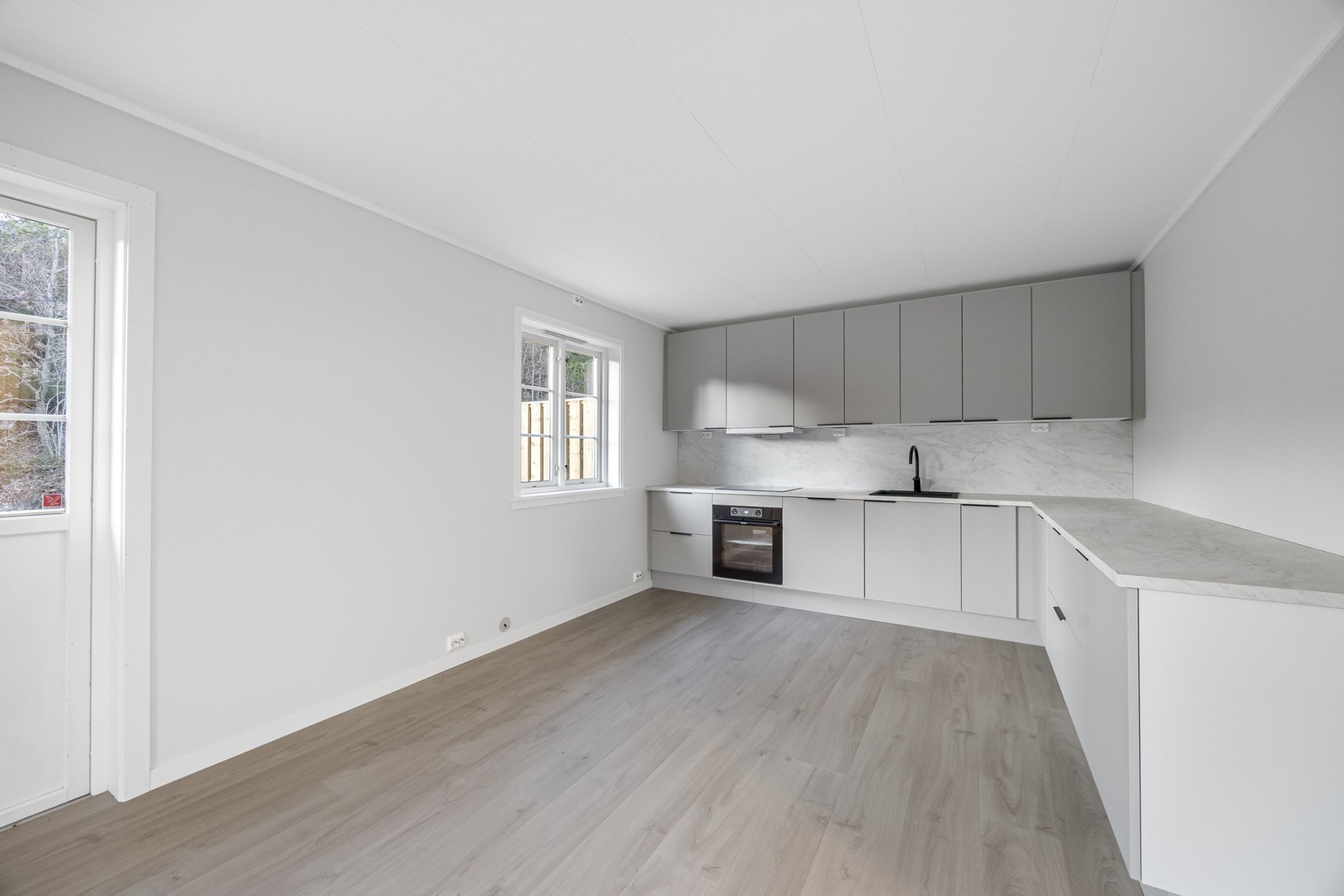 Nytt kjøkken fra Sørlandskjøkken med nye hvitevarer som medfølger i handelen. Galleribilde